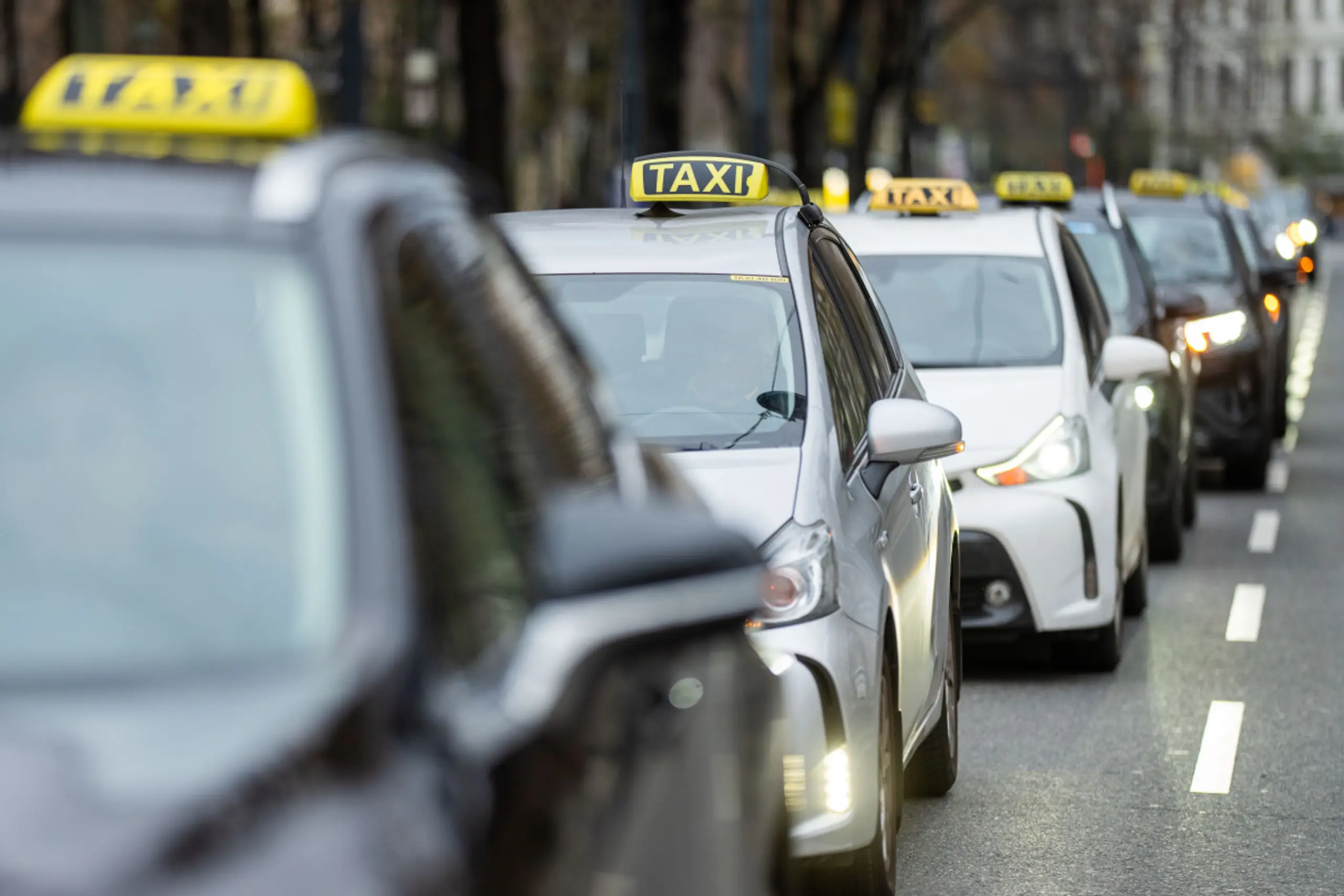 Rund 2.000 Taxis haben sich laut Veranstaltern am Protest beteiligt