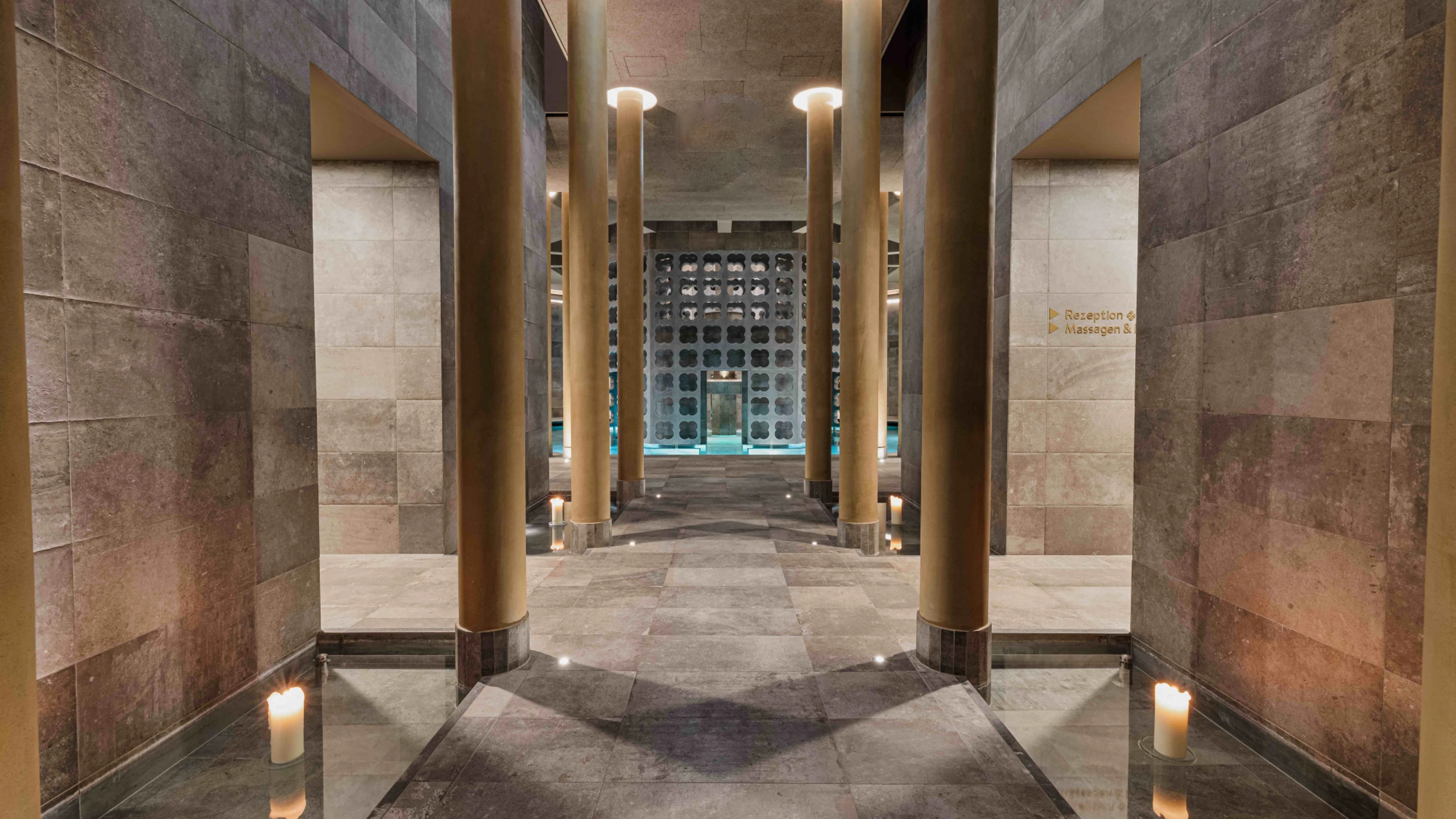 © Thermenresort Laa / Pflanzl Media Spa Bereich mit Säulen am Rand