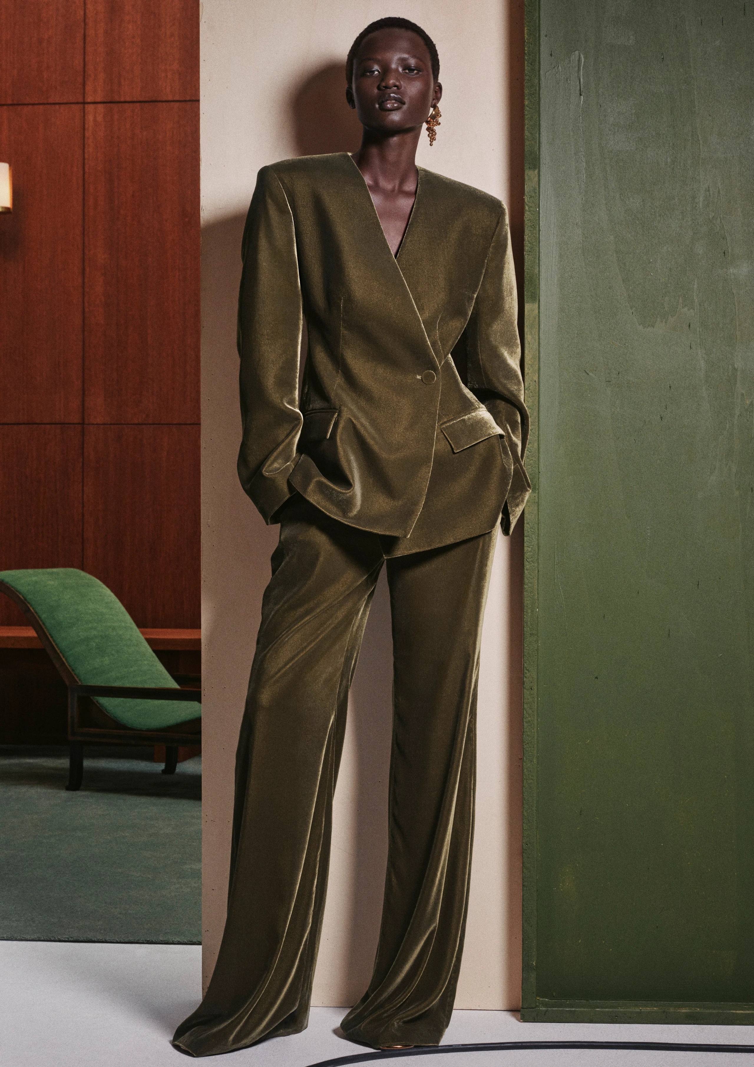 © H&M Blurred image background