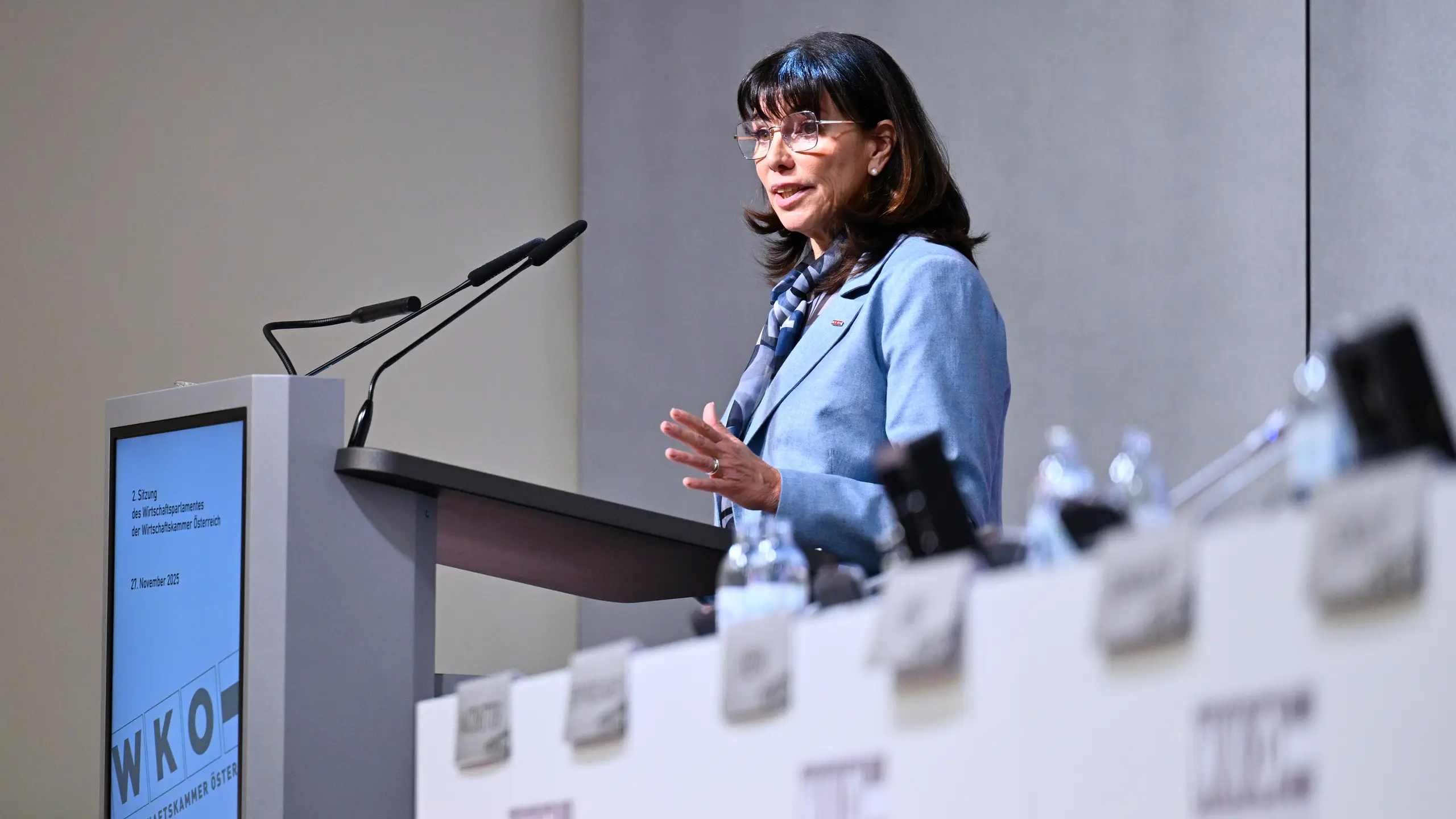 © APA/Hans Klaus Techt Martha Schultz spricht in ein schwarzes Mikrofon vor weißem Hintergrund