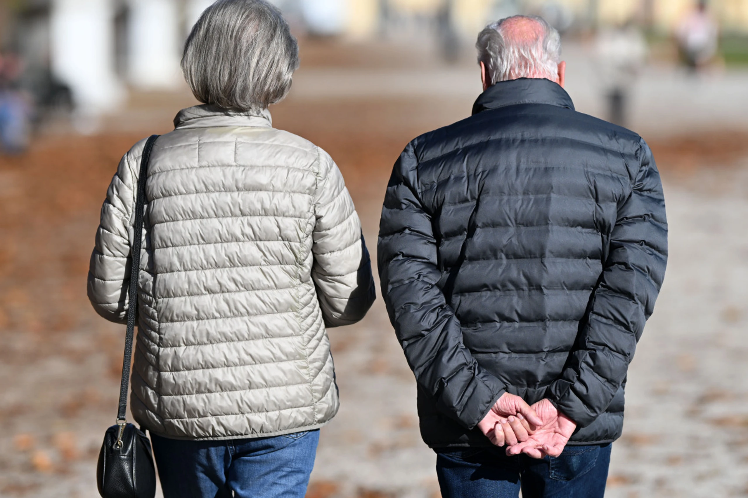 Die Lücke zwischen Frauen und Männern besteht auch im Alter