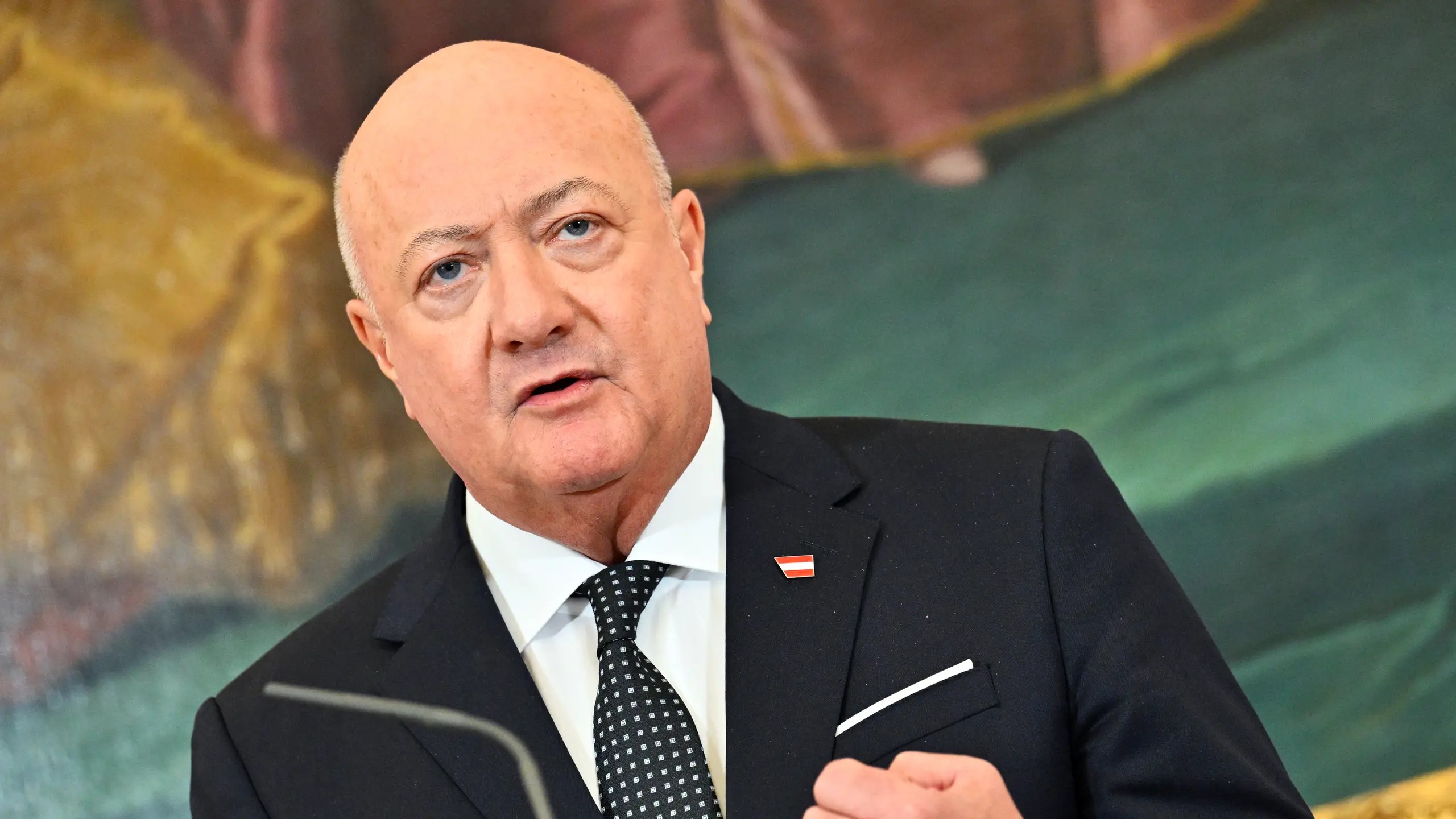 © APA/HANS KLAUS TECHT Christian Stocker hält eine Rede vor farbigem Hintergrund