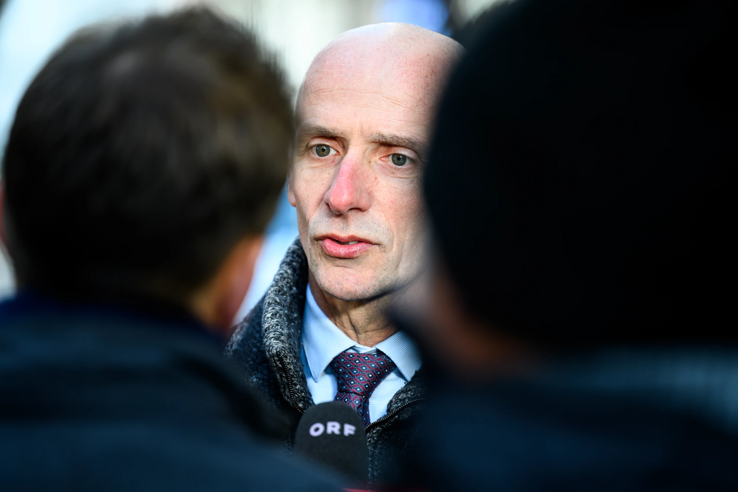 Willibald Ehrenhöfer zwischen zwei Journalisten