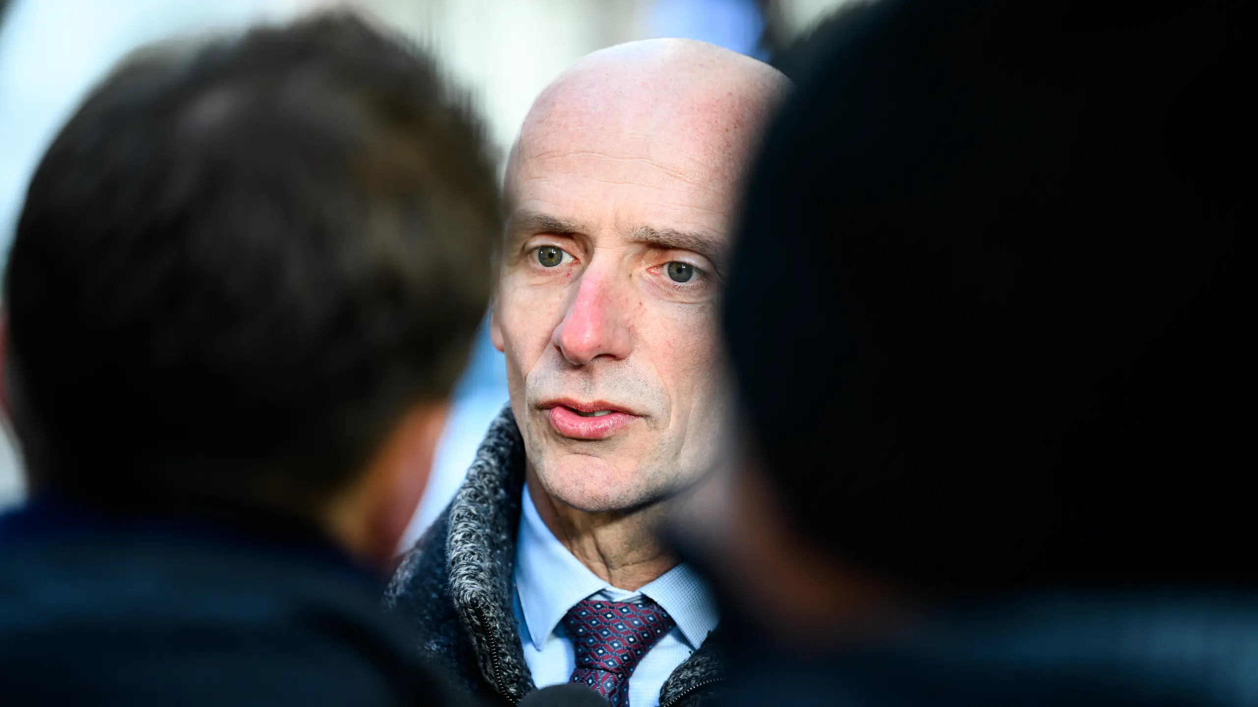 © APA/MAX SLOVENCIK Willibald Ehrenhöfer zwischen zwei Journalisten