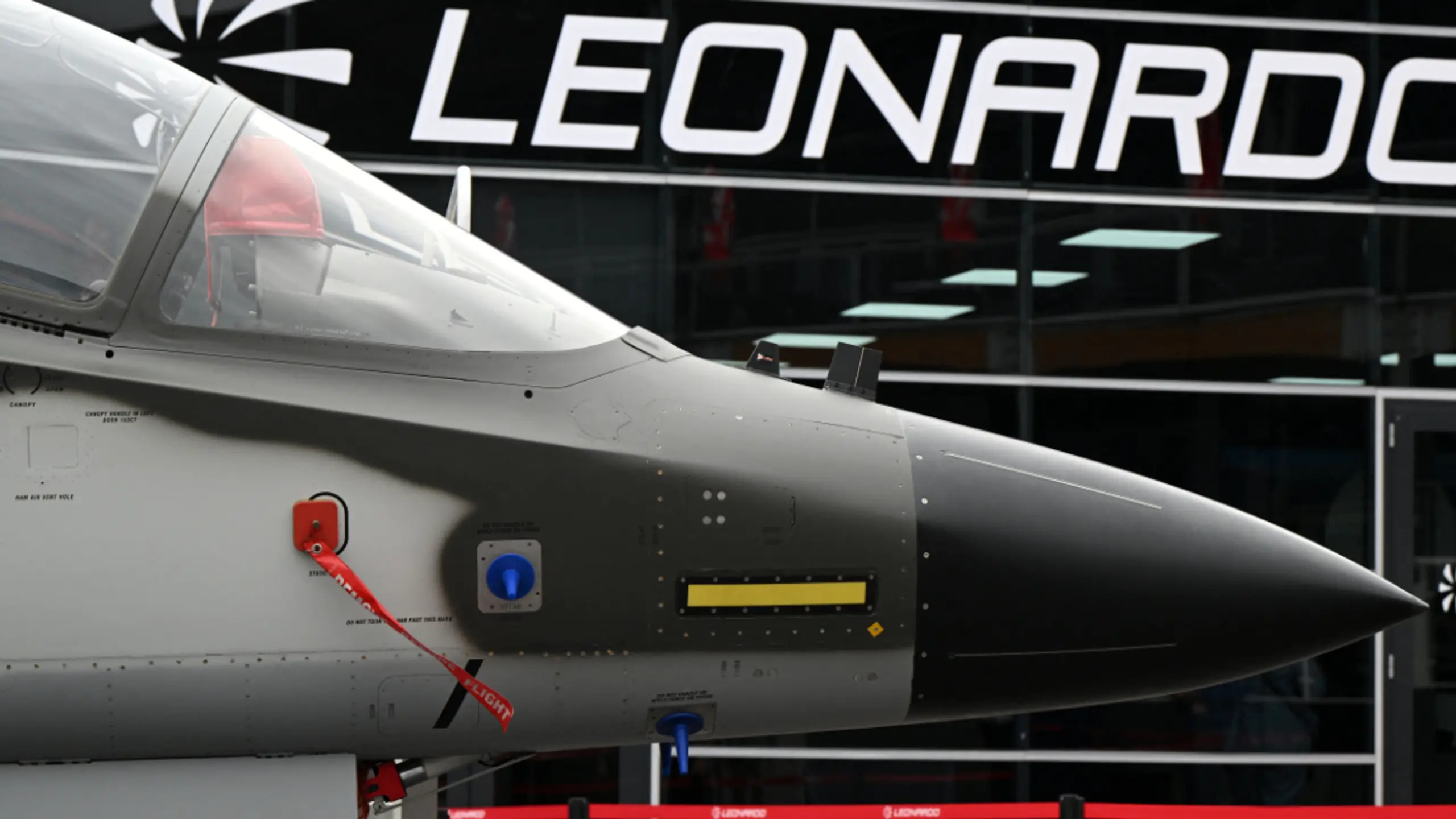 © APA/APA/AFP/JUSTIN TALLIS Österreich fixierte Ankauf von zwölf Leonardo-Jets M-346-FA