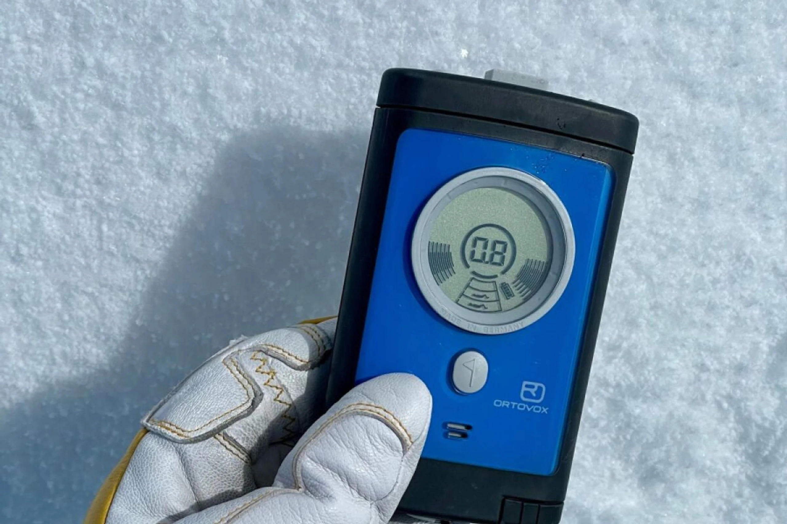 ++ ARCHIVBILD ++ Notfallausstattung: LVS-Gerät, Sonde, Schaufel und Airbag-Rucksack