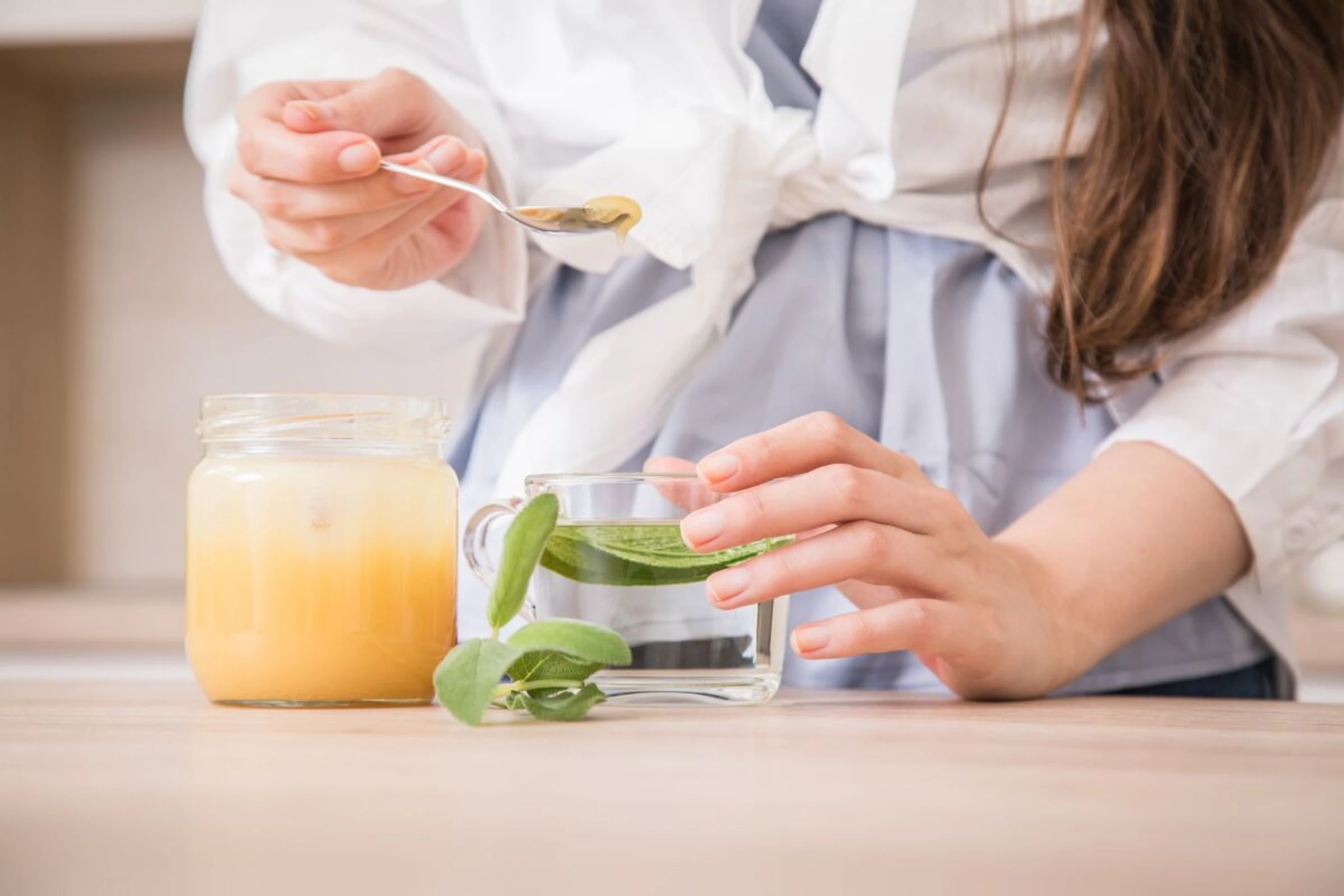 Frischer Tee mit Honig beruhigt den Hals und schmeckt auch gut