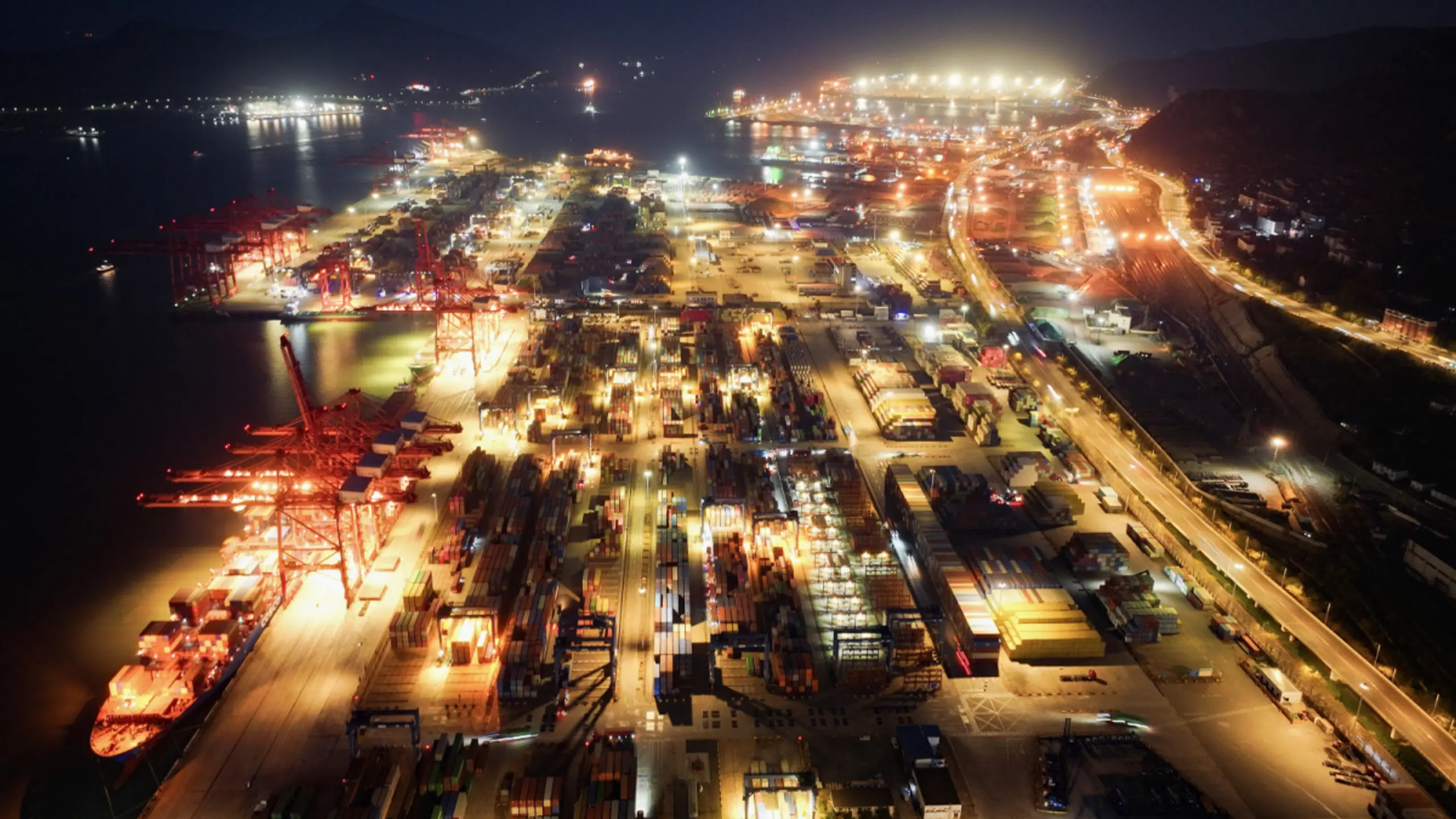 © APA/APA/AFP/STR Luftaufnahme des Containerterminals im Hafen von Lianyungang