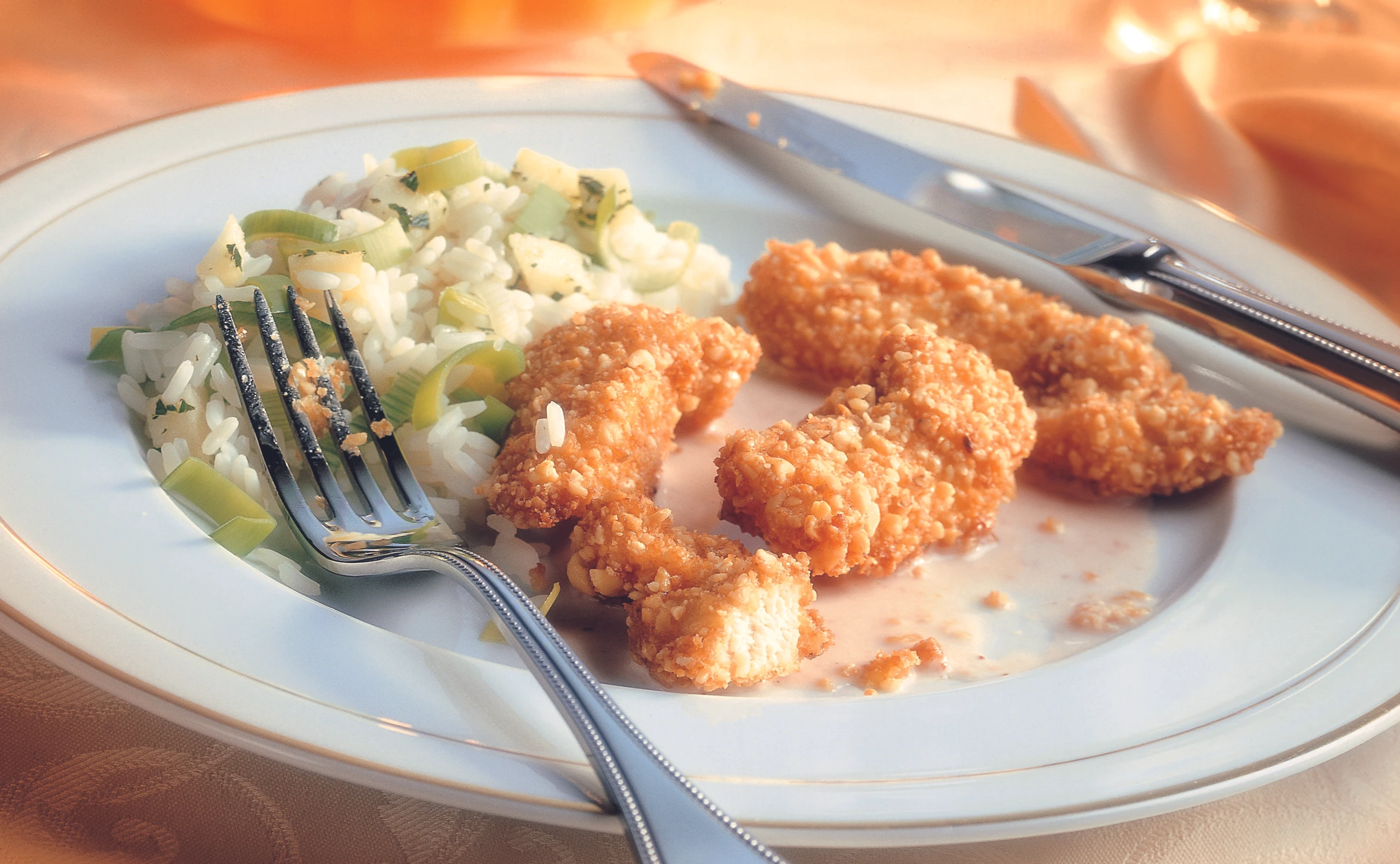 Hühnerstreifen in Pignolihülle mit Preiselbeersauce