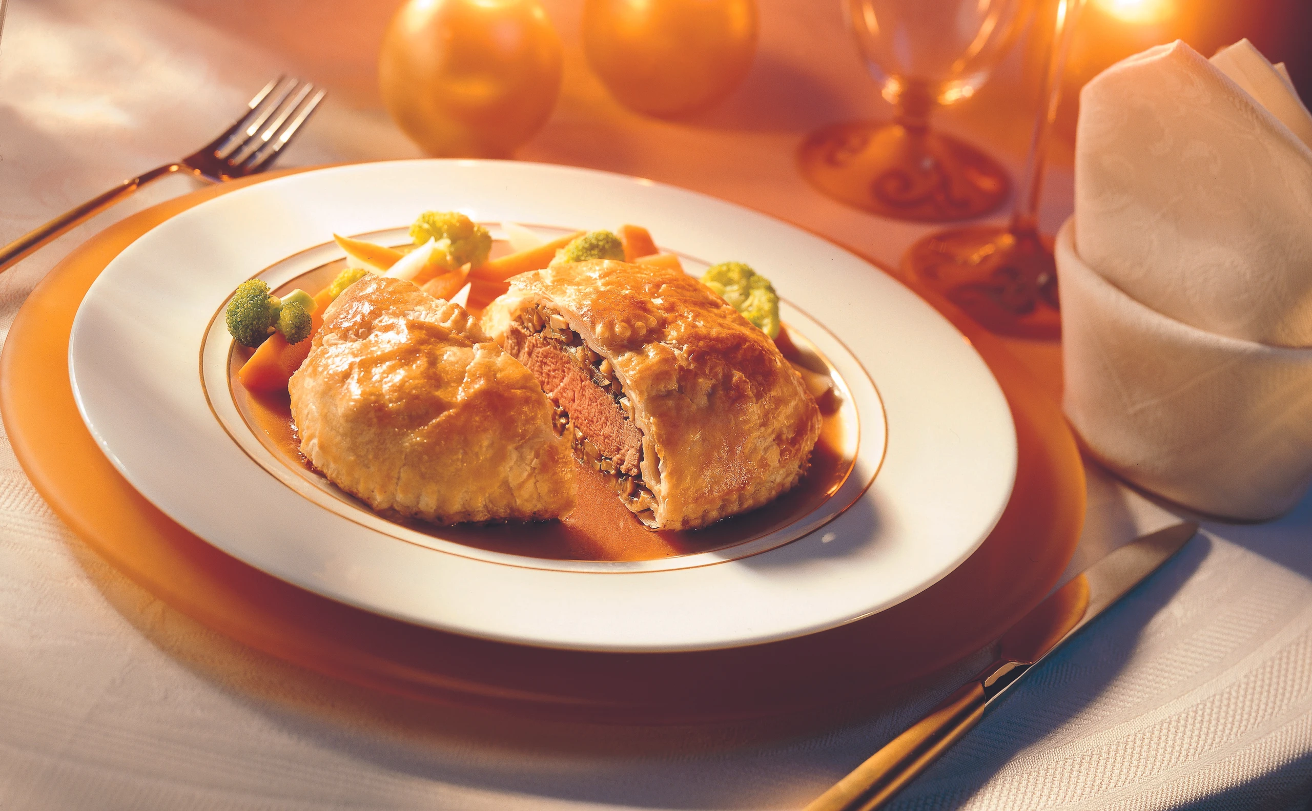 Rindsfilet im Blätterteig mit Gemüse 'rot-weiß-grün'