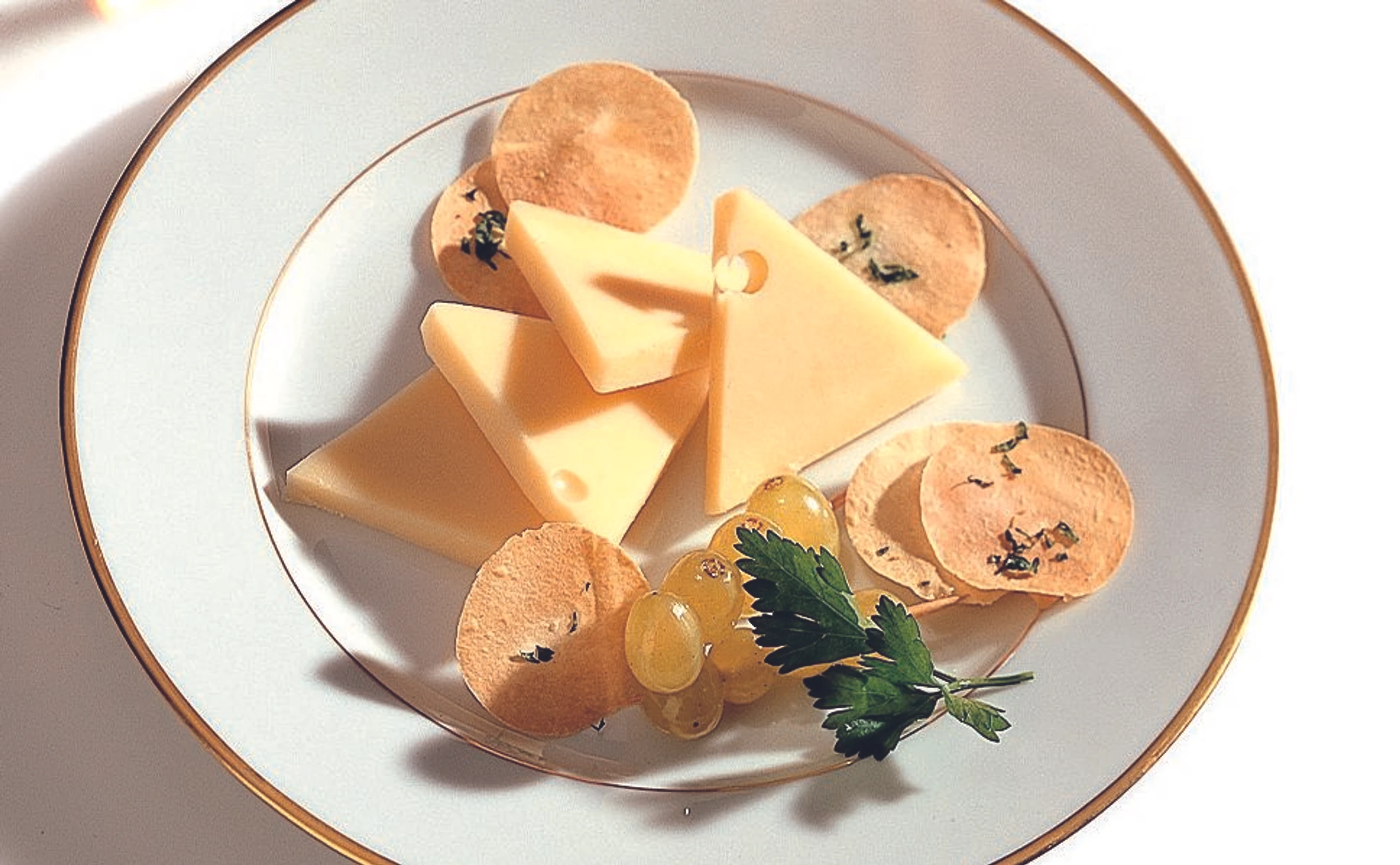 Käse mit Traubenspießchen