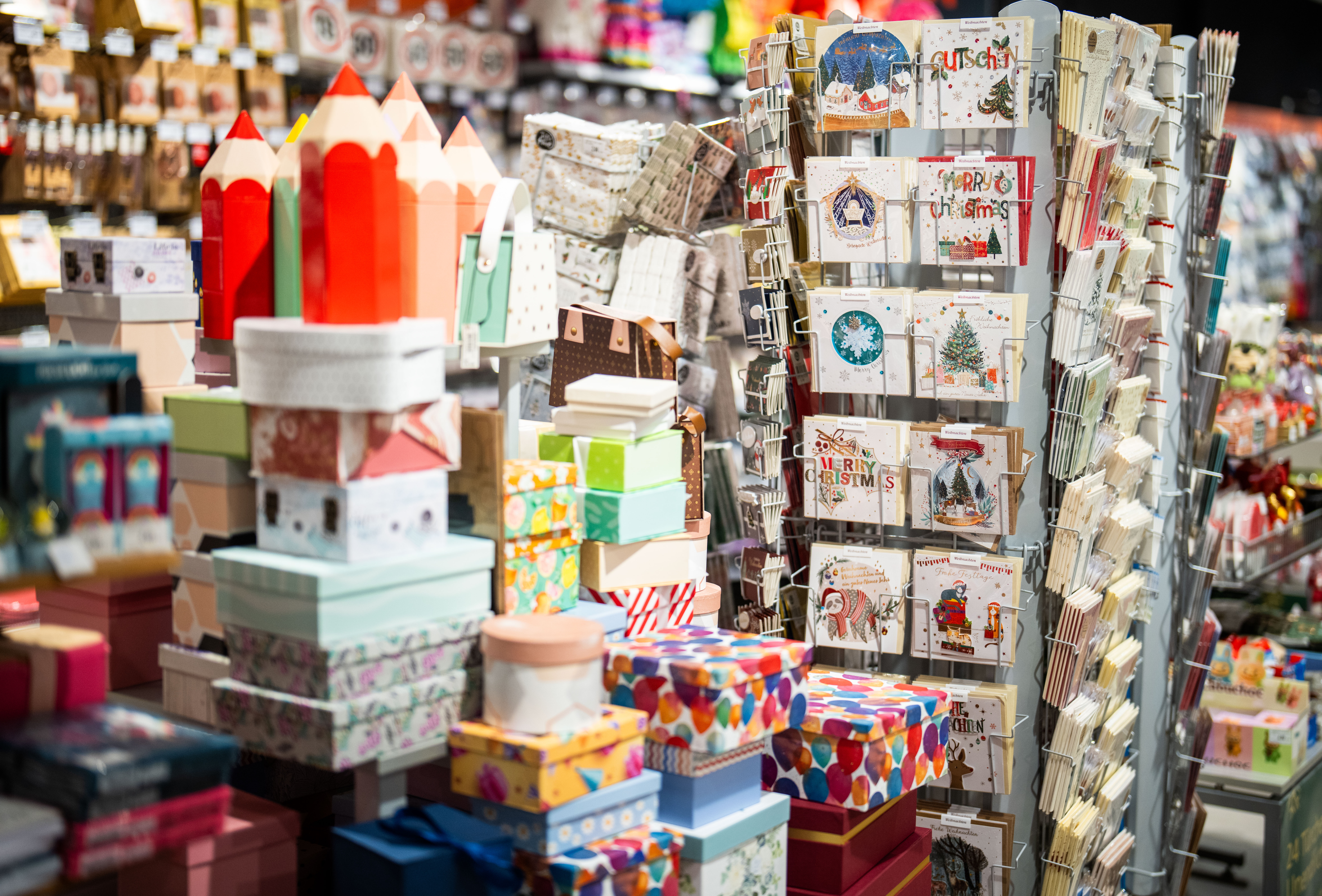 Diverse Geschenkartikel in einer Libro-Filiale in Wien