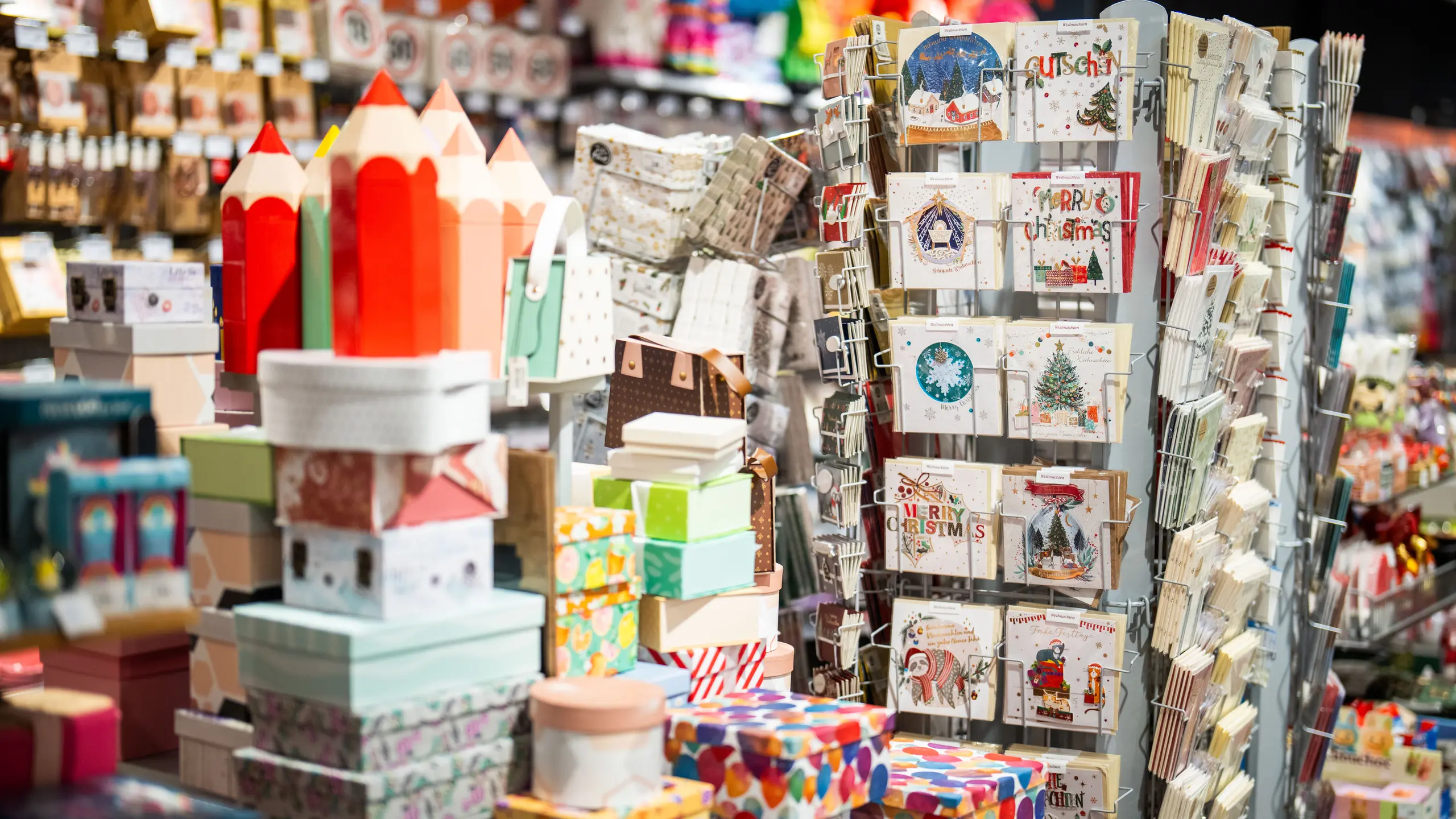 Diverse Geschenkartikel in einer Libro-Filiale in Wien