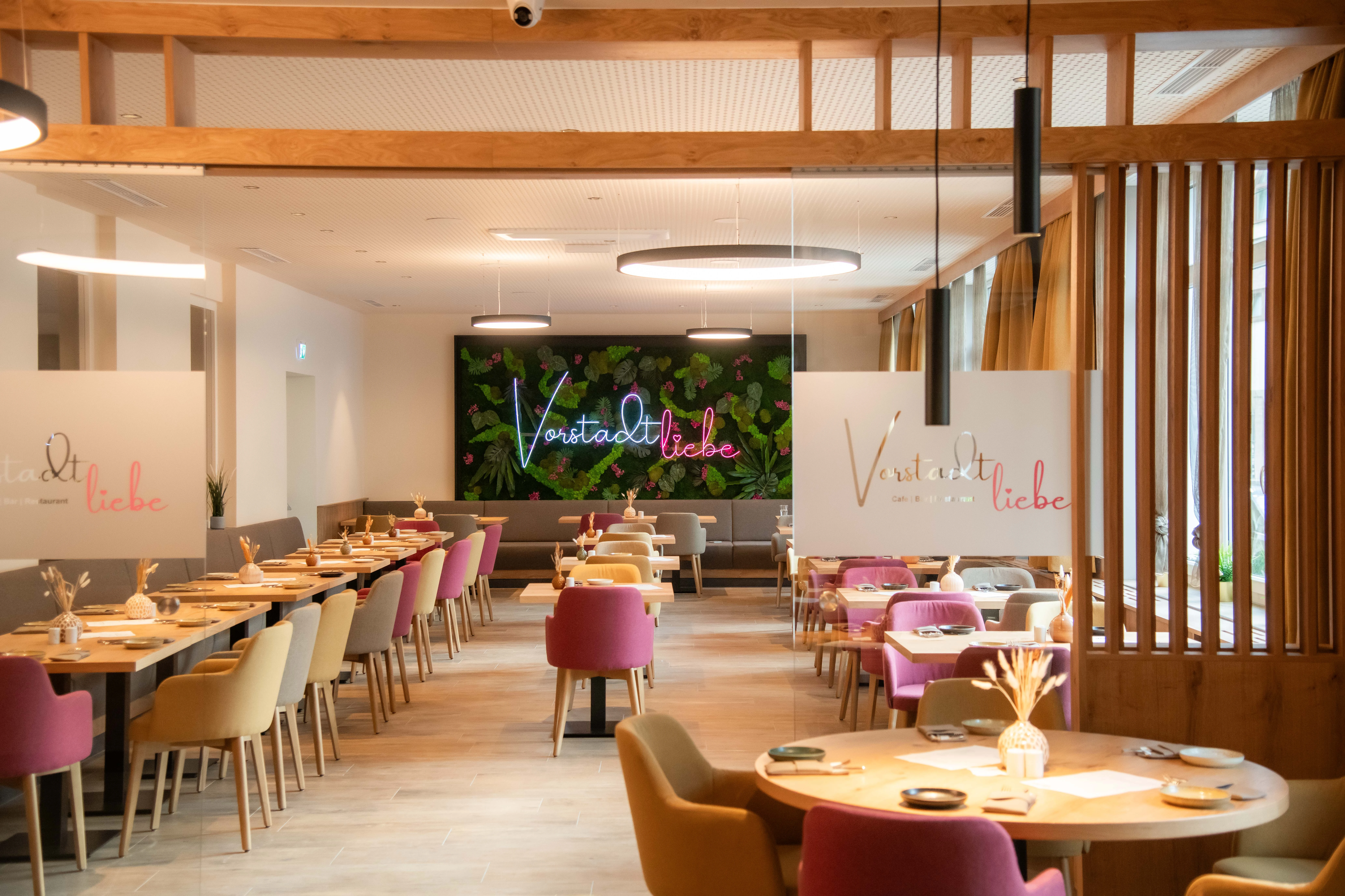 Innenansicht Restaurant Vorstadtliebe mit Tischen und Stühlen