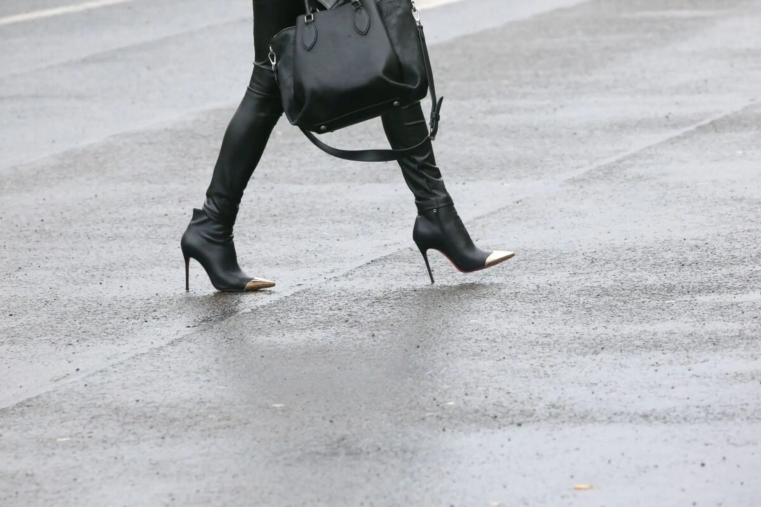 ++ ARCHIVBILD ++ Auf nasser Straße wird der Gang auf High Heels zur Herausforderung