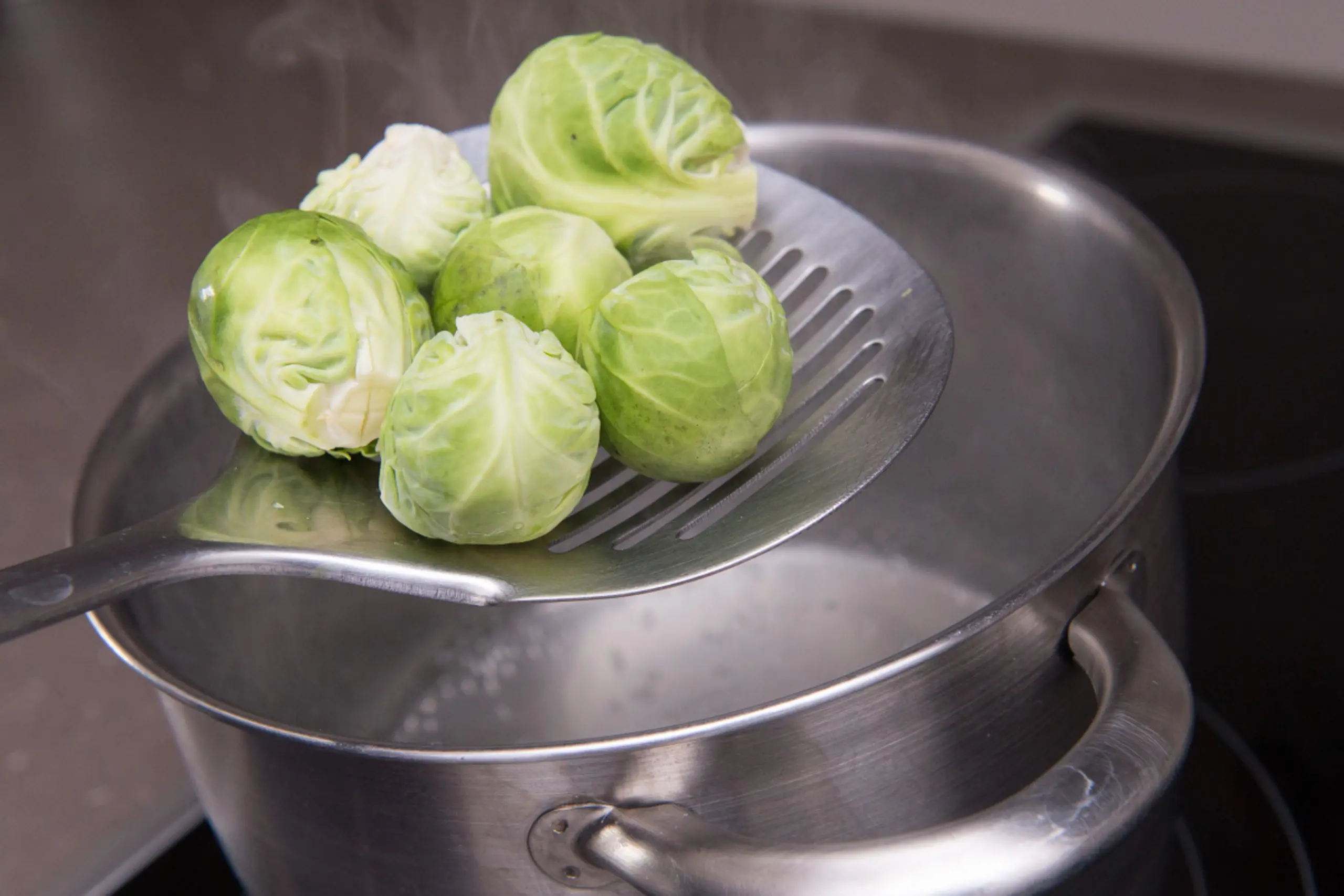 4. Die Kohlsprossen in kochendes Wasser geben