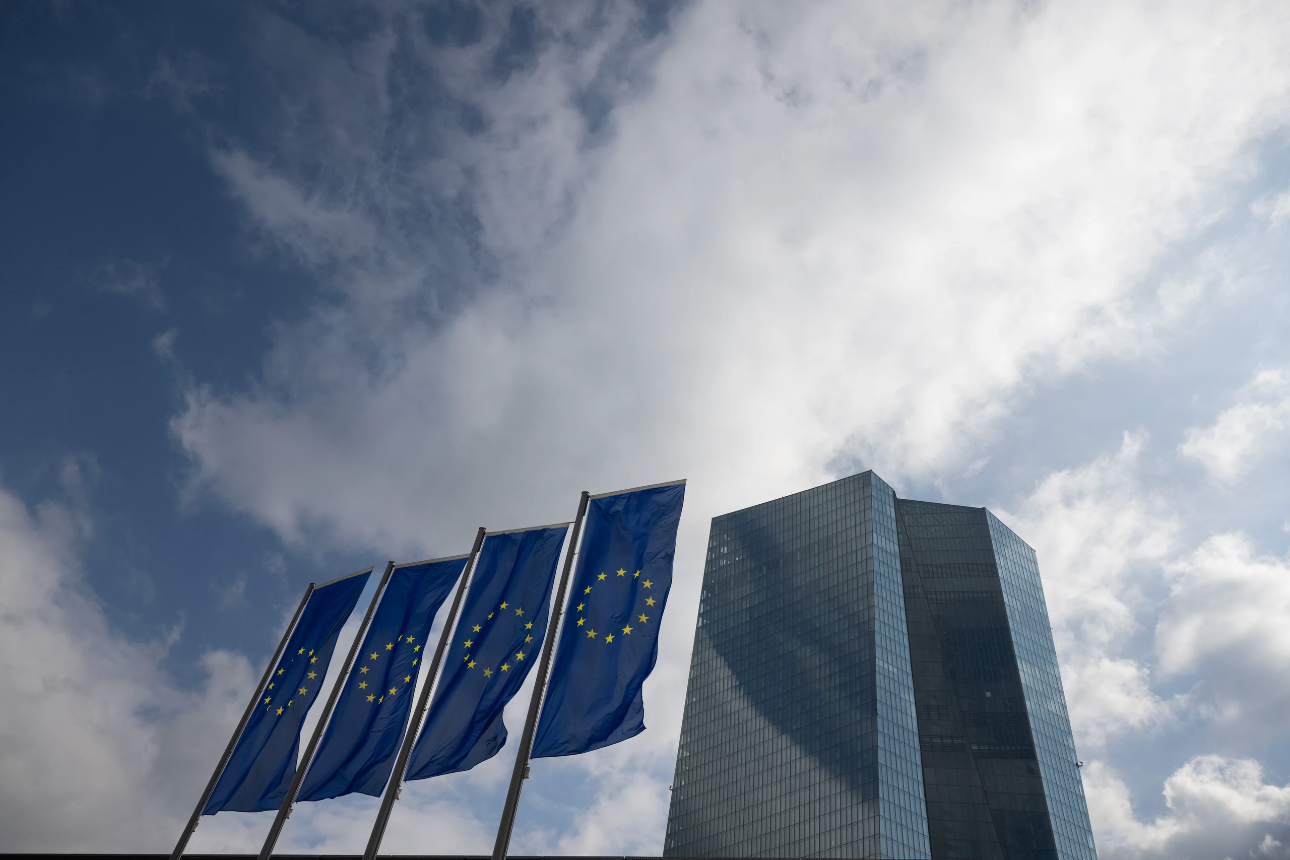 EZB in Frankfurt am Main mit EU-Flaggen
