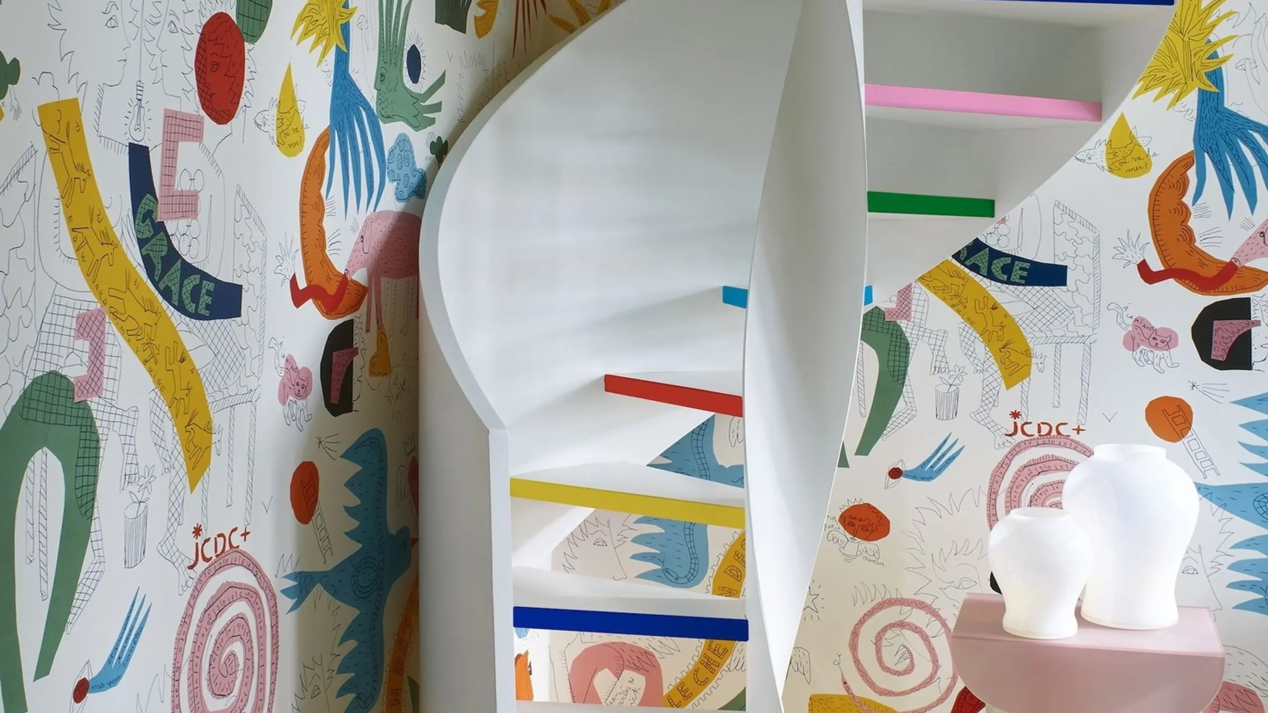 Raum mit Maison Pierre Frey Tapete