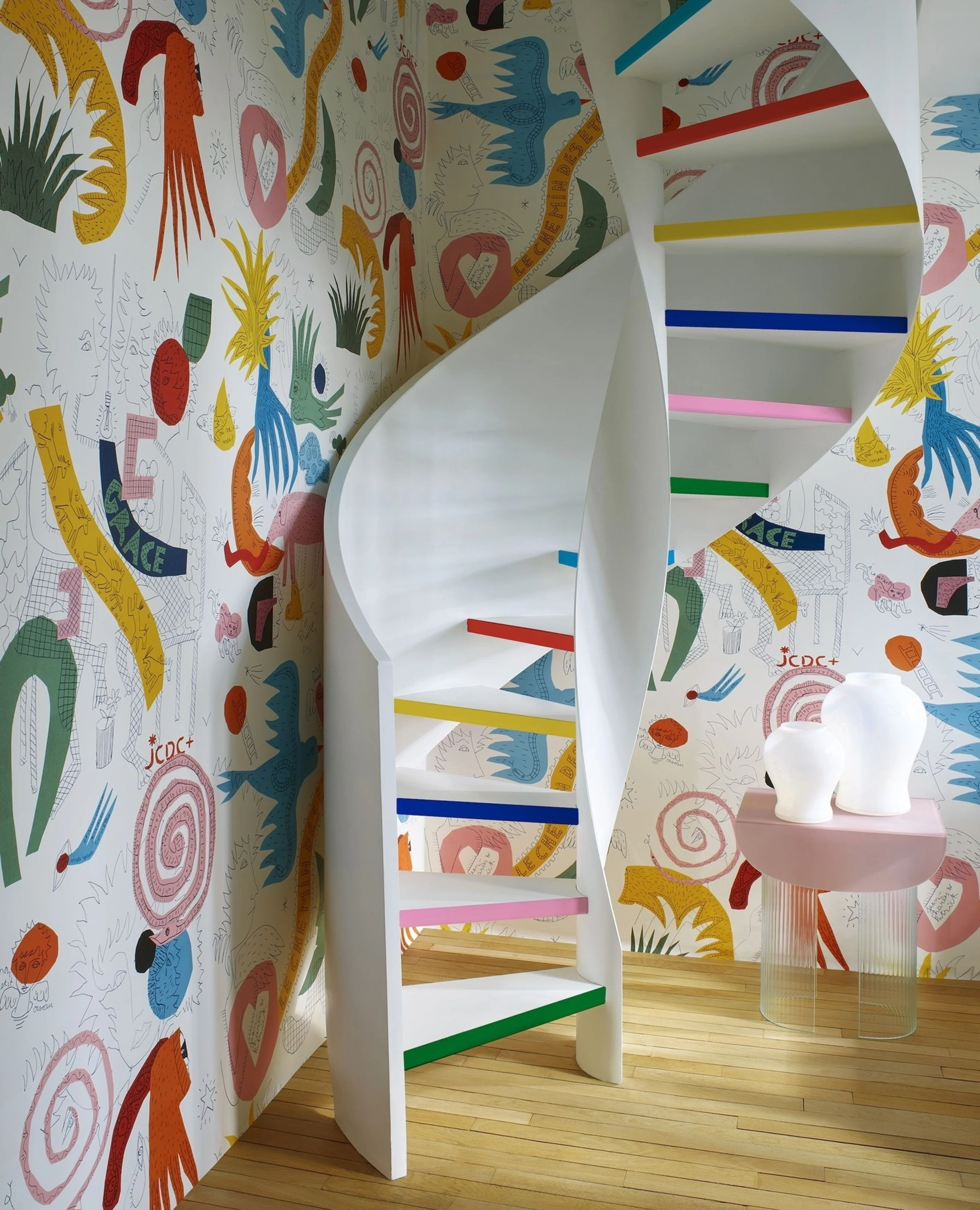 Raum mit Maison Pierre Frey Tapete