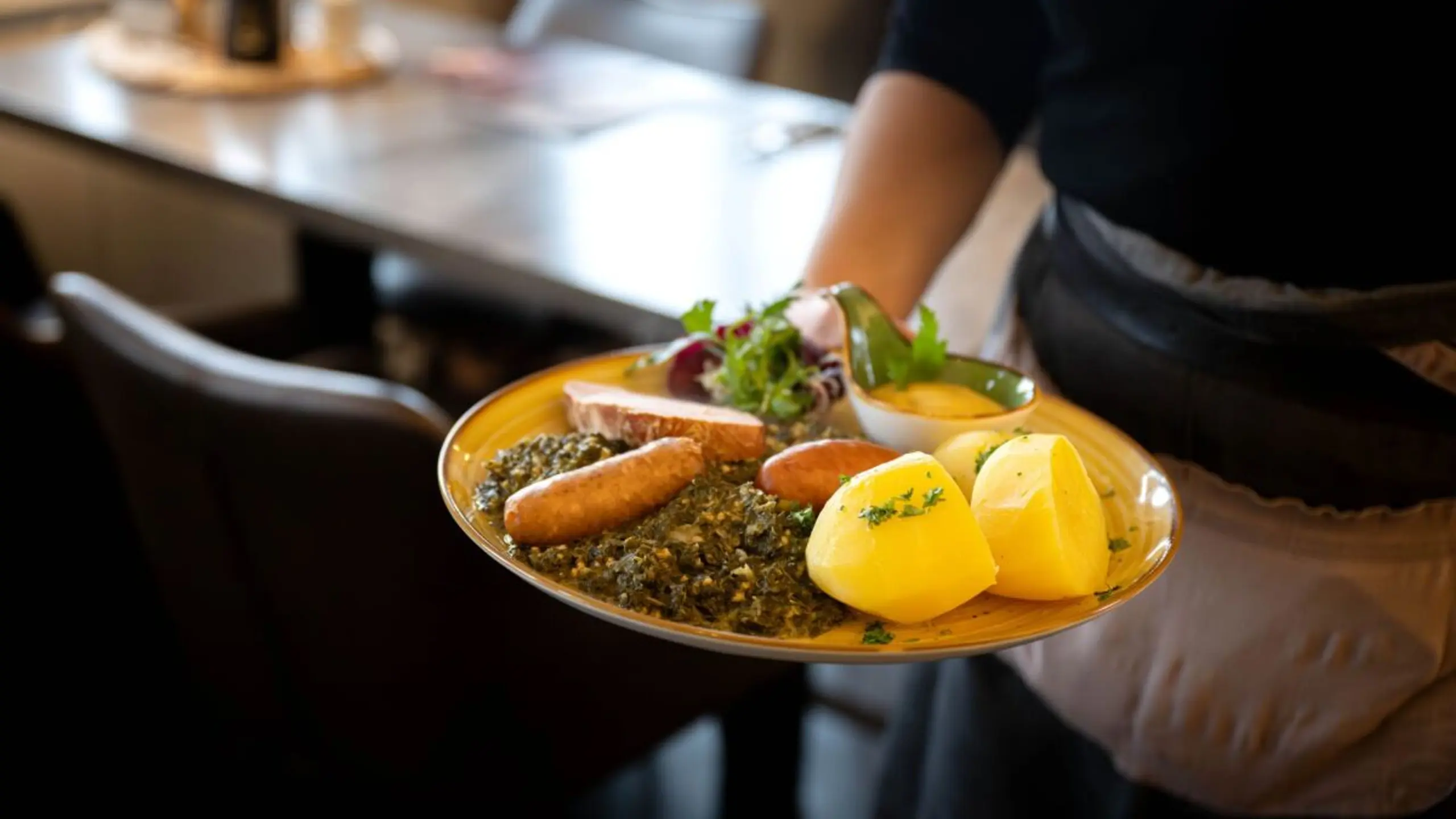 ++ ARCHIVBILD ++ Gastgewerbe am häufigsten von Mindestlohnerhöhung betroffen