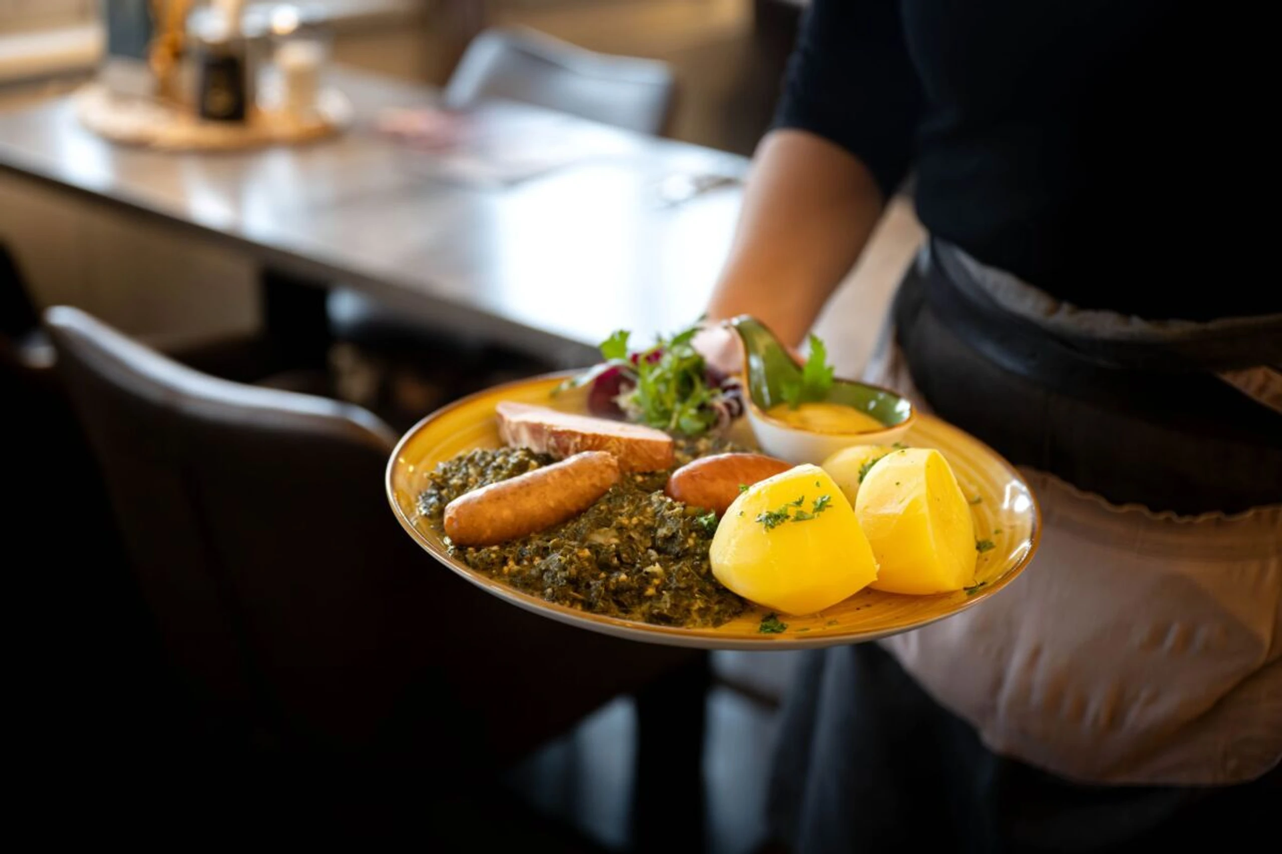 ++ ARCHIVBILD ++ Gastgewerbe am häufigsten von Mindestlohnerhöhung betroffen