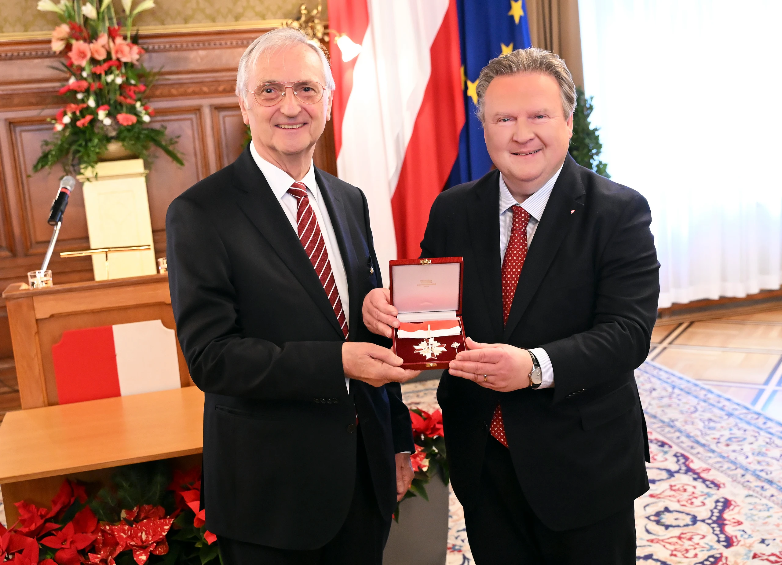 Wien ehrt Gastronom Karl Jan Kolarik: Großes Silbernes Ehrenzeichen im Rathaus verliehen