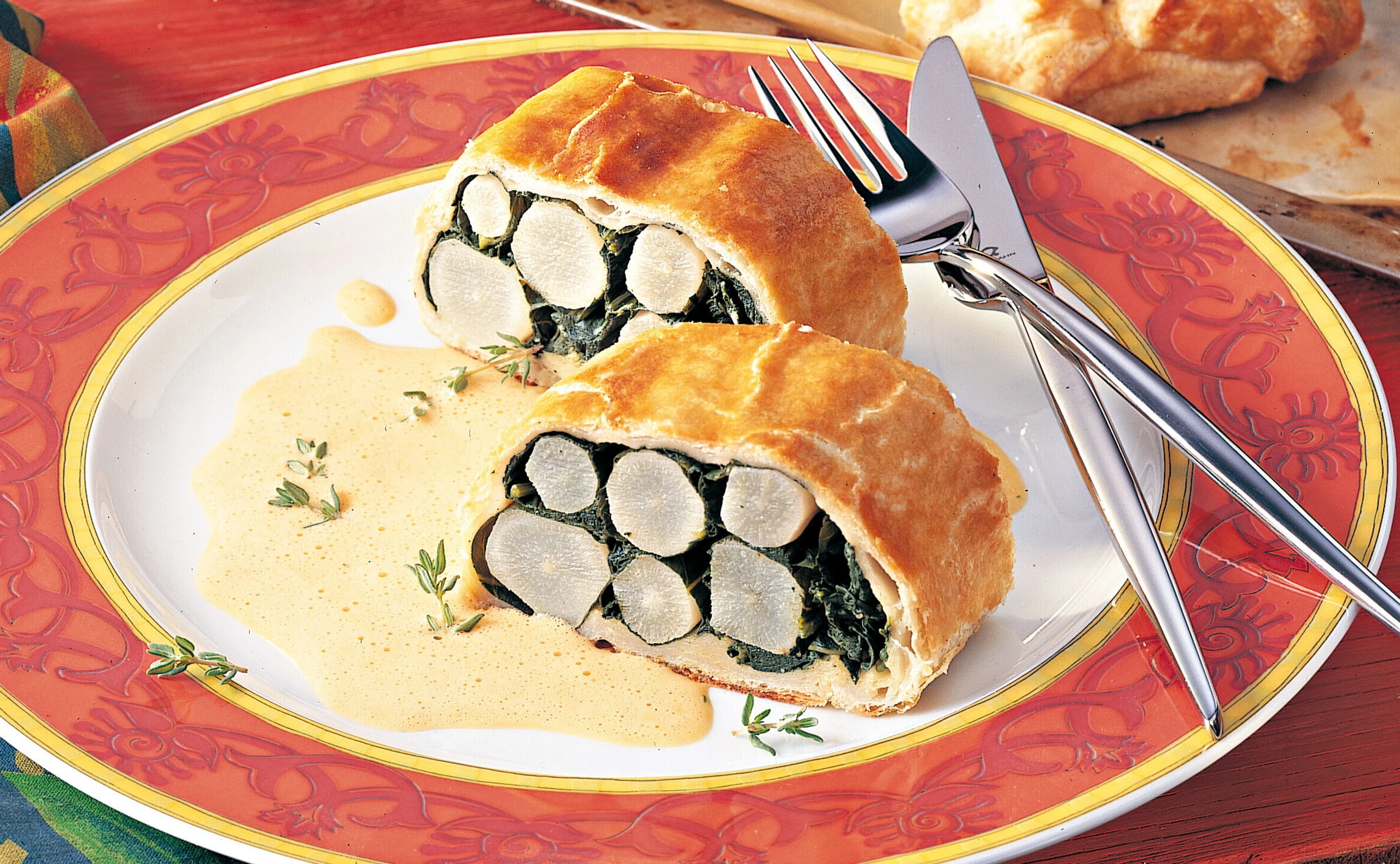 Schwarzwurzelstrudel mit Paprikasauce