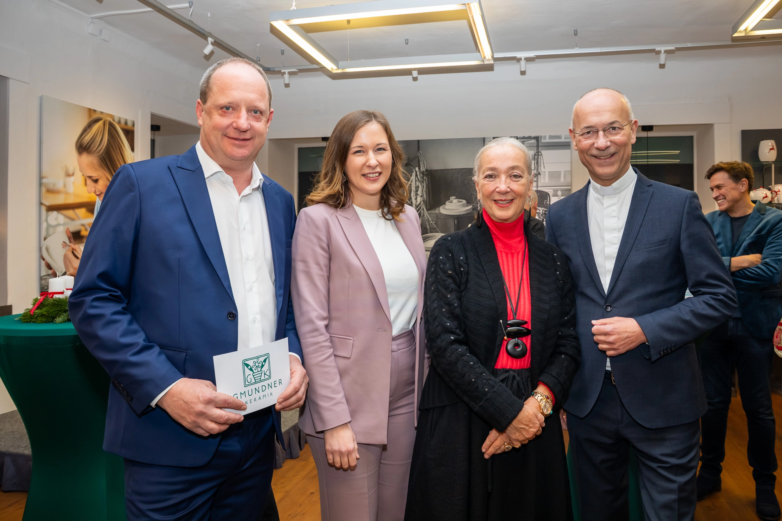 „Stille Nacht, laute Nacht“: Diskussionsabend bei Gmundner Keramik über Tradition und Gegenwart