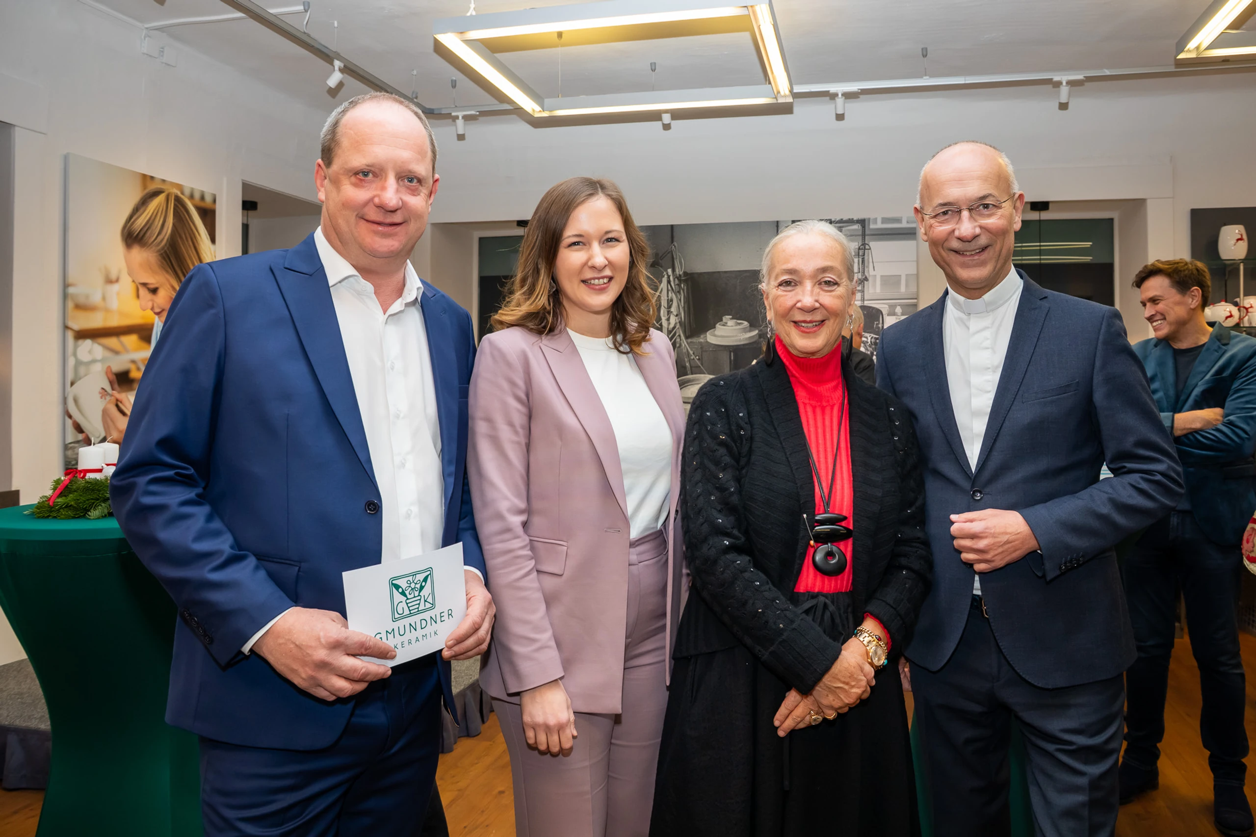 „Stille Nacht, laute Nacht“: Diskussionsabend bei Gmundner Keramik über Tradition und Gegenwart