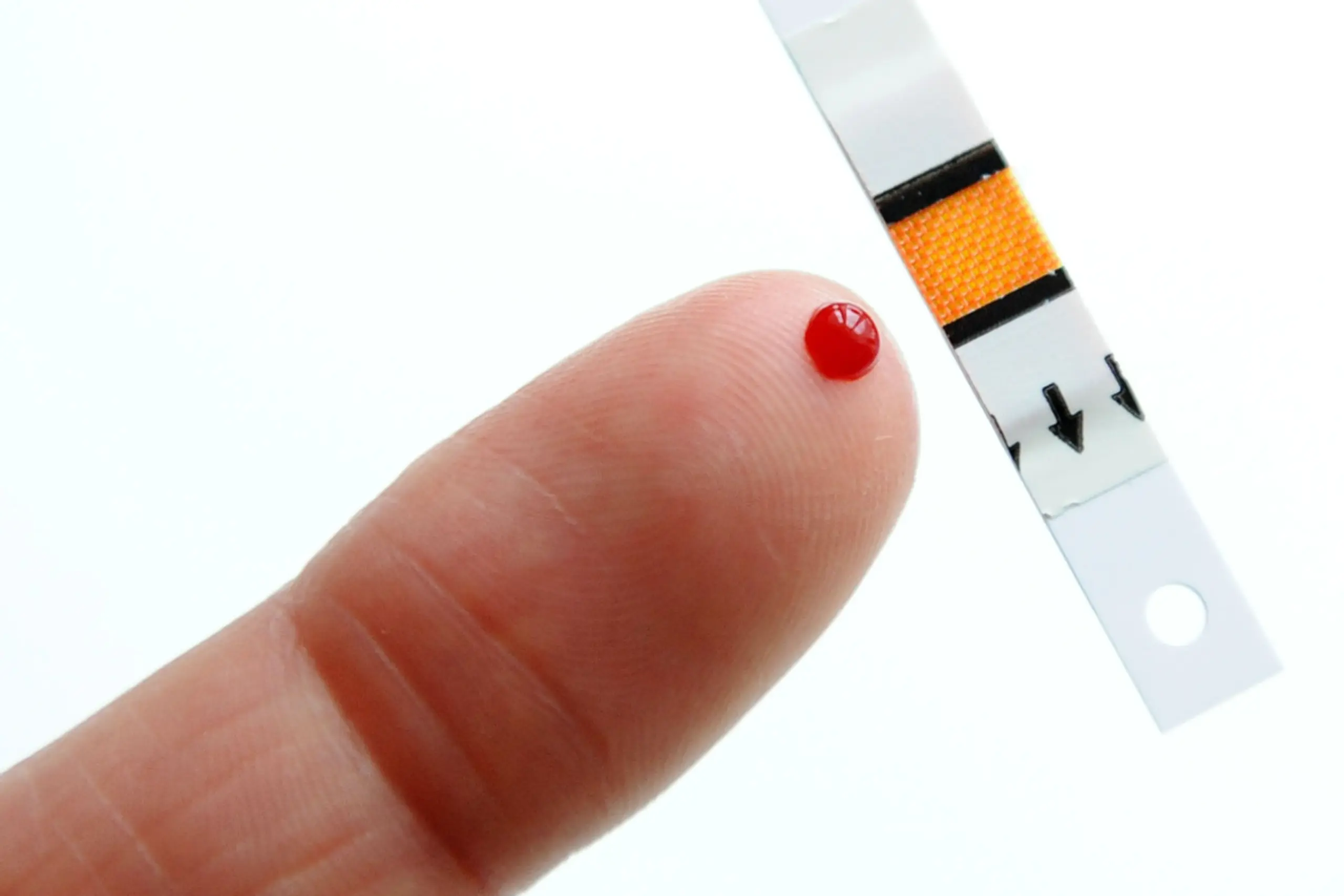 Patient macht eine Blutzuckermessung mit einem Teststreifen