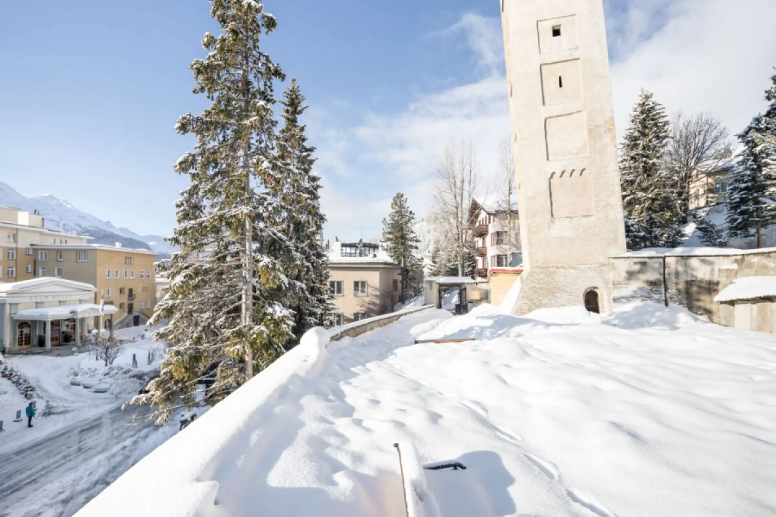 Dieser alte Kirchturm ist das schräge Wahrzeichen von St. Moritz