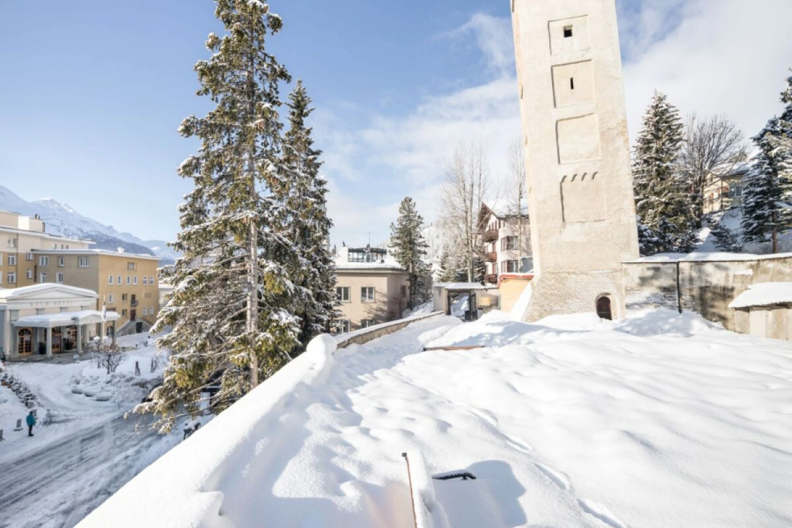 Dieser alte Kirchturm ist das schräge Wahrzeichen von St. Moritz