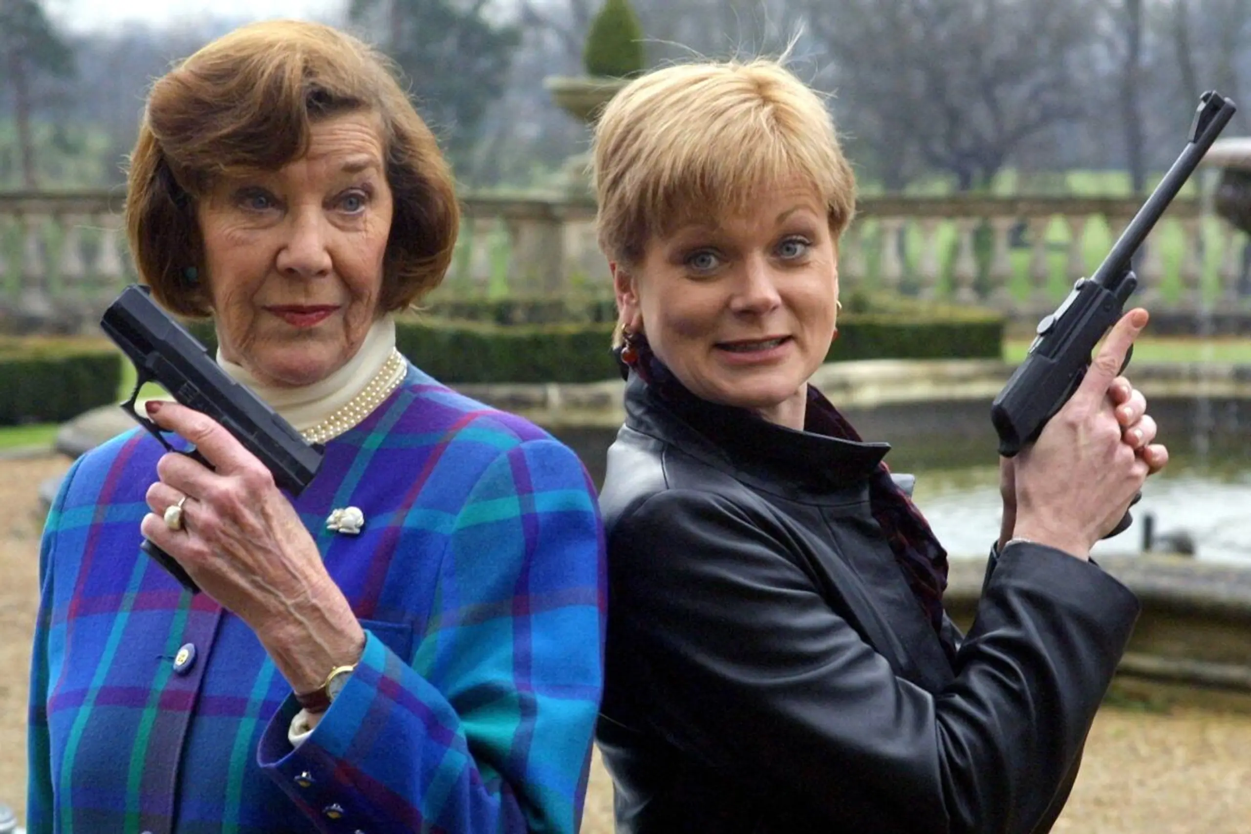 Zwei Miss Moneypenny: Lois Maxwell und Samantha Bond
