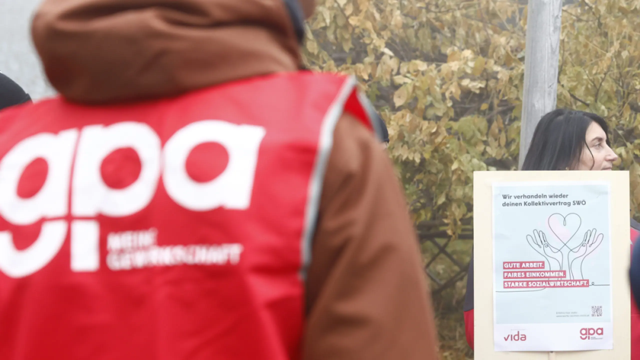 Streikende während des Warnstreiks in Thal bei Graz