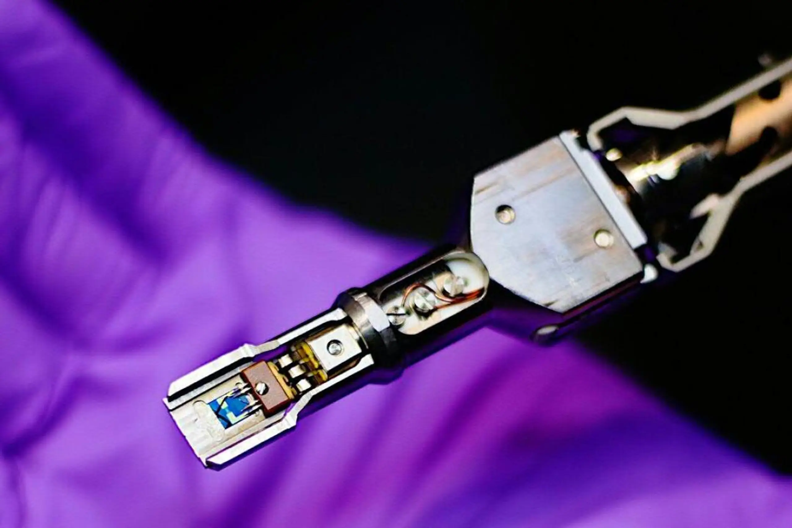 Im Nion-Elektrikmodul eingesetzte Protochips-Fusion-Heizhalter mit Chip