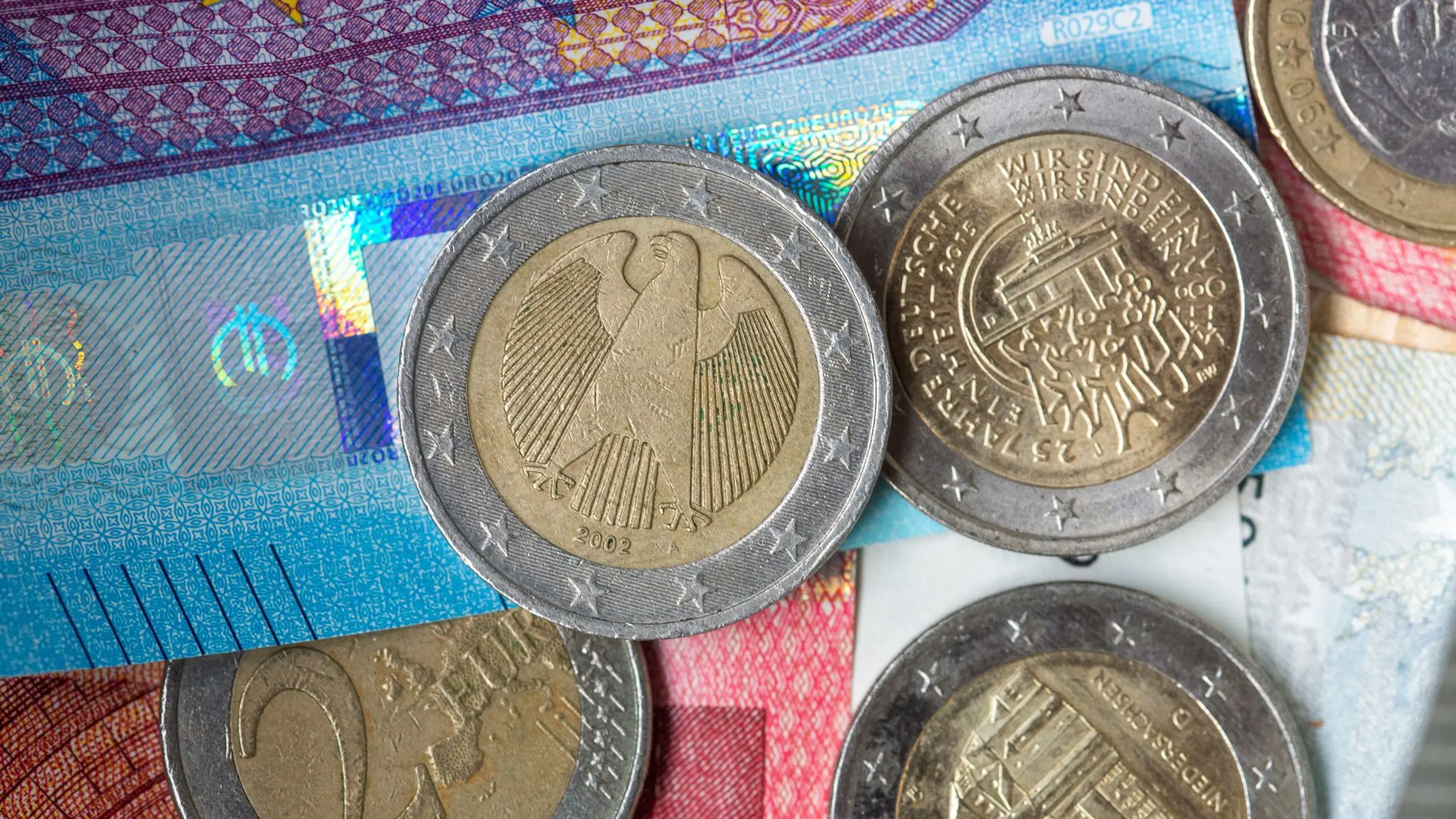 © APA/APA/dpa/Fernando Gutierrez-Juarez Euromünzen und Euroscheine