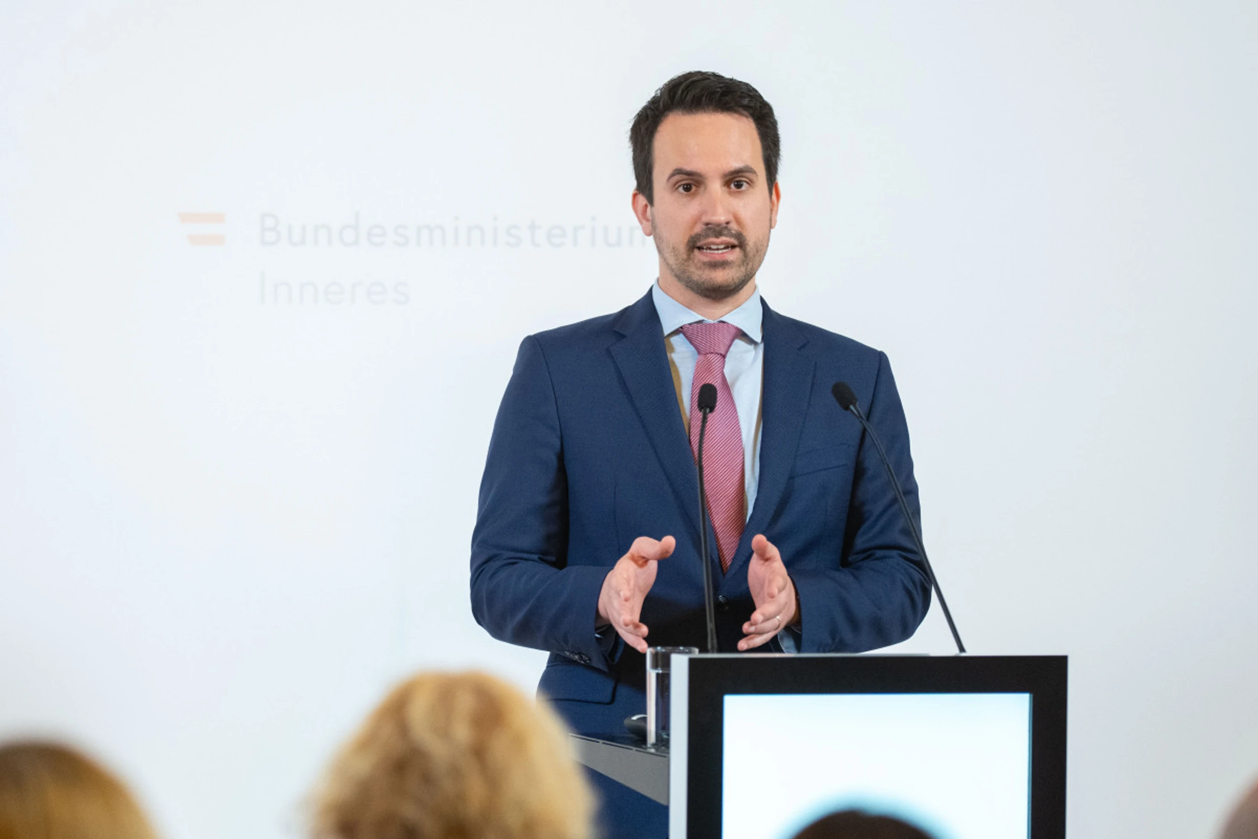 Wiederkehr bei einer Pressekonferenz Anfang Dezember