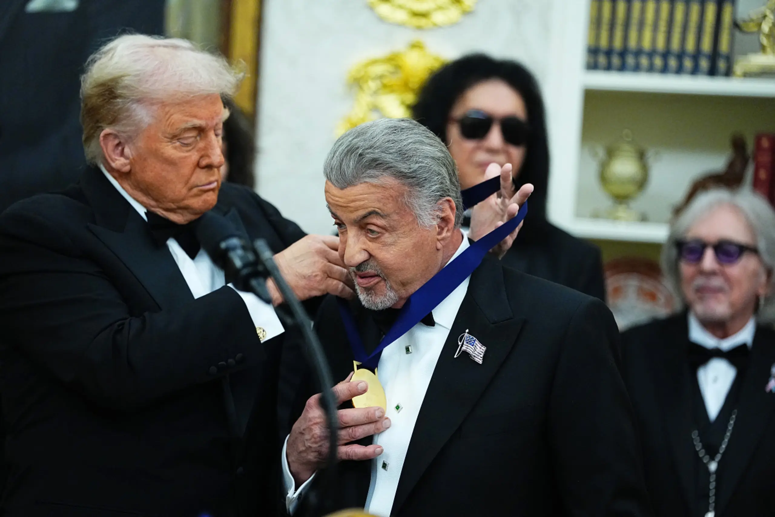 Trump zeichnet Sylvester Stallone im Oval Office aus