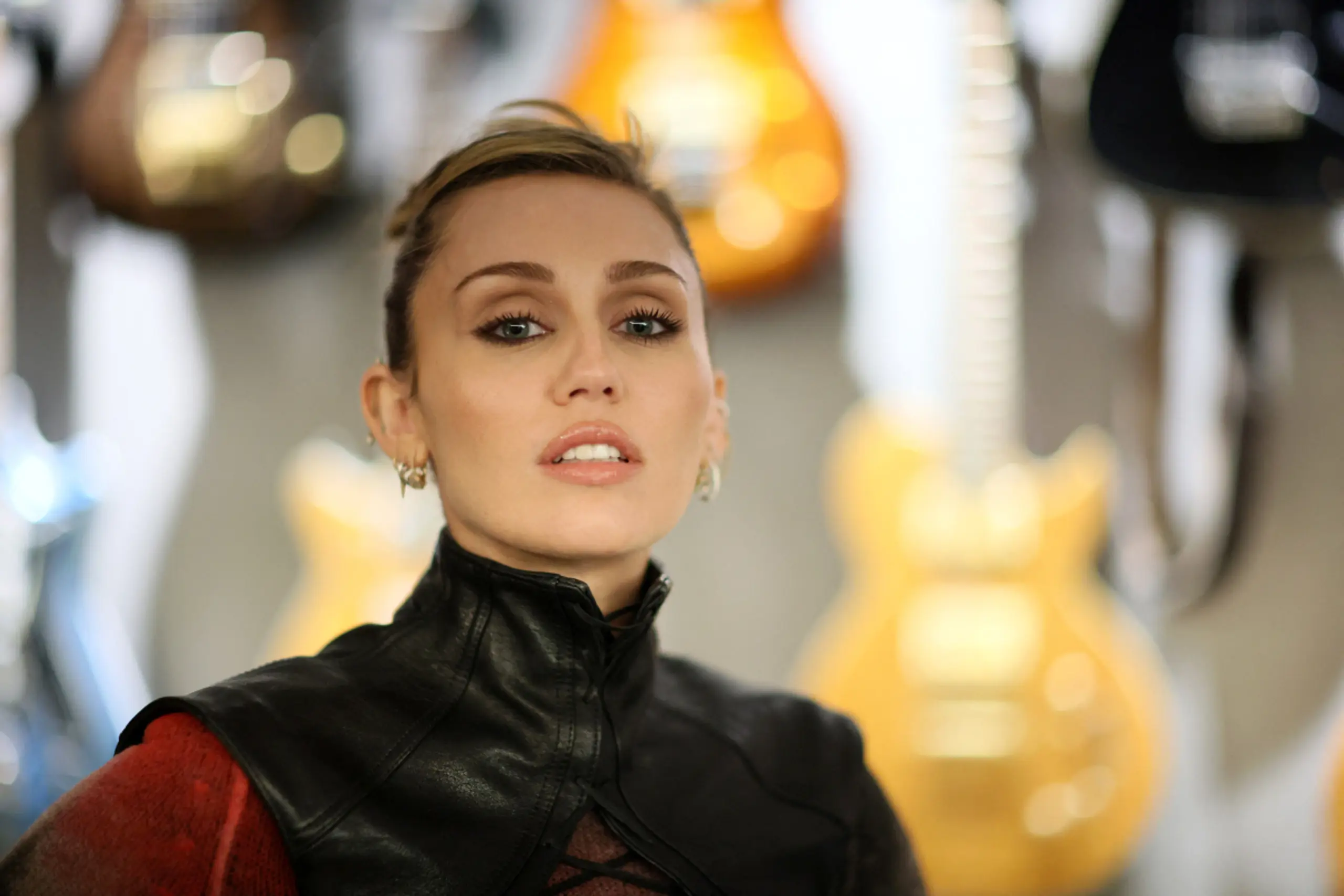 Miley Cyrus graust vor Papier