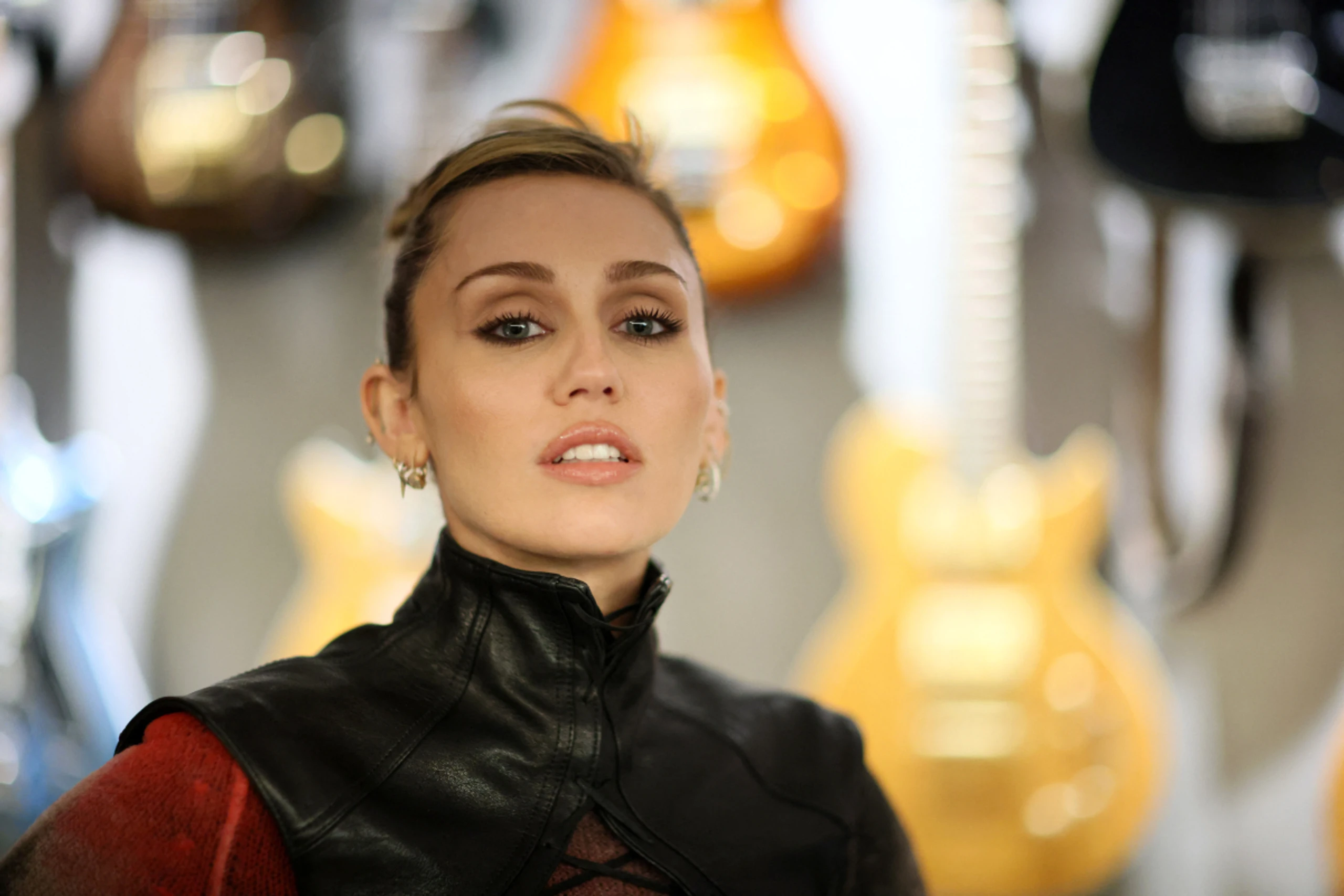 Miley Cyrus graust vor Papier