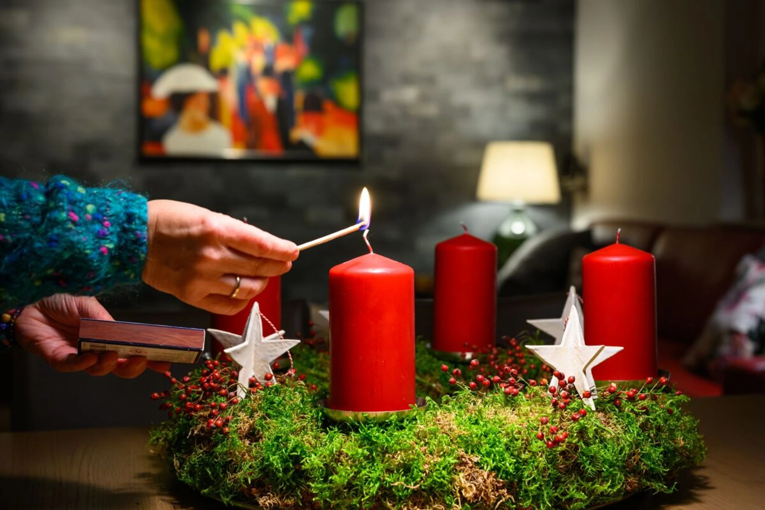Der Kranz sollte zur Sicherheit auf einer feuerfesten Unterlage stehen