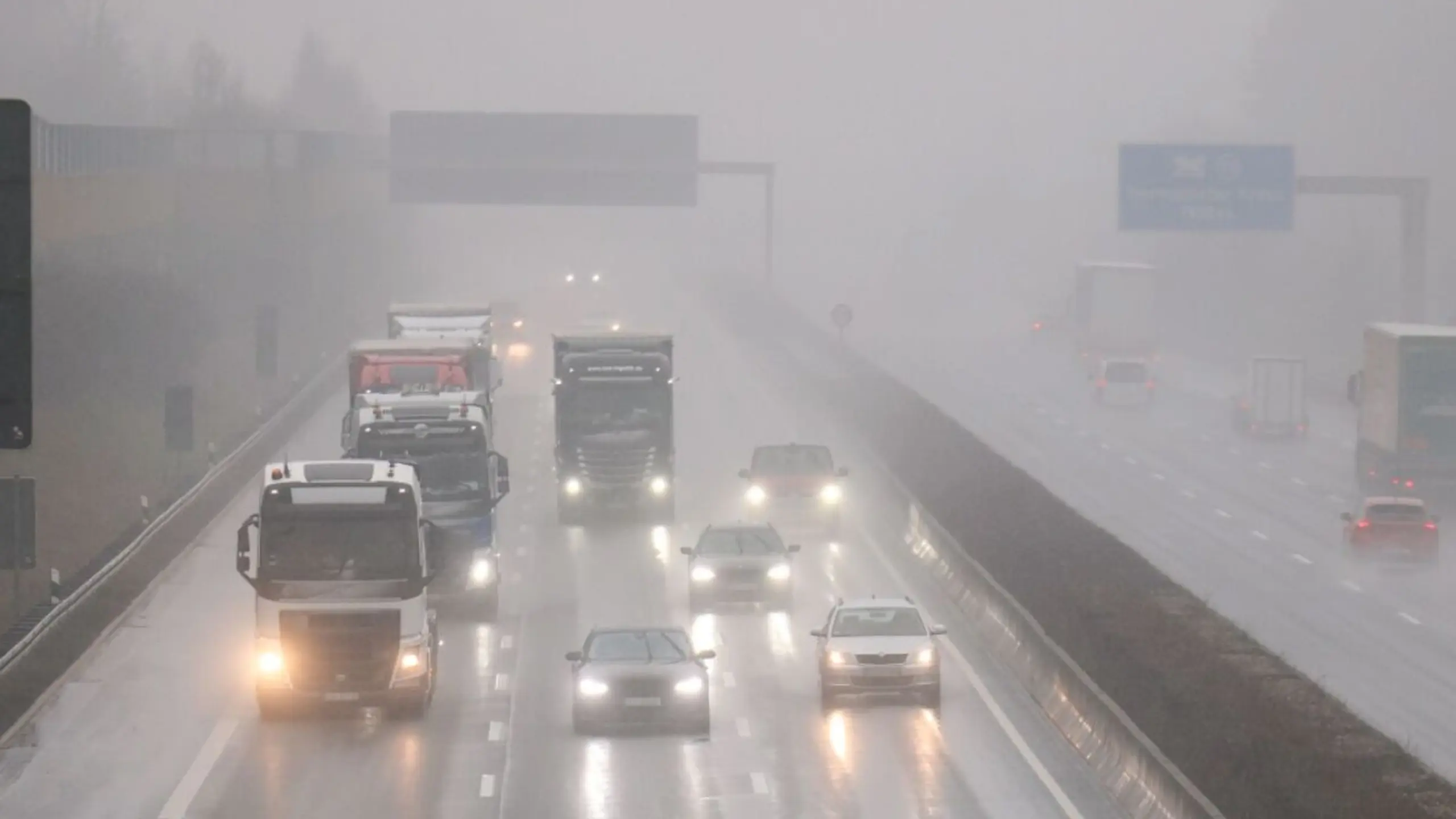 ++ ARCHIVBILD ++ Lkw-Maut-Zahlen lassen auf geringe Produktion schließen