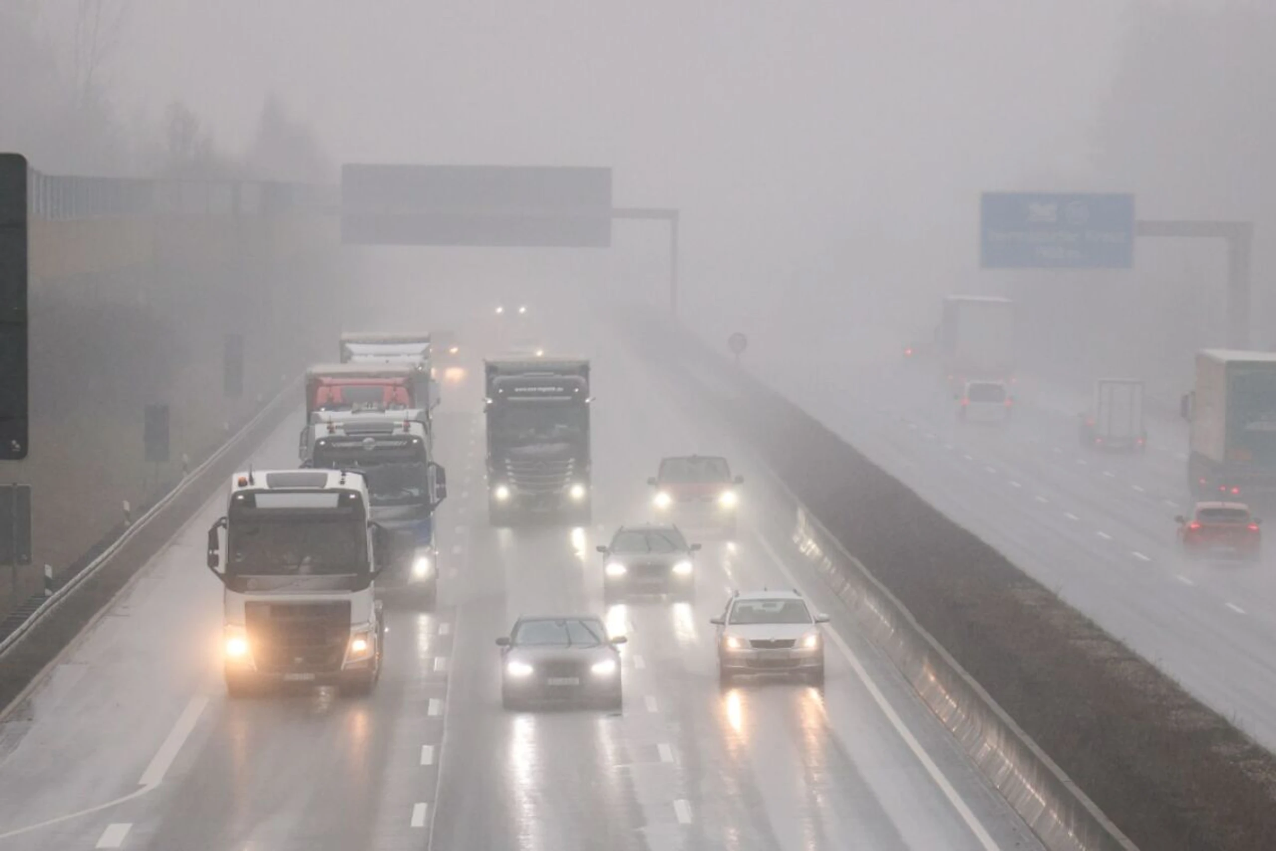 ++ ARCHIVBILD ++ Lkw-Maut-Zahlen lassen auf geringe Produktion schließen