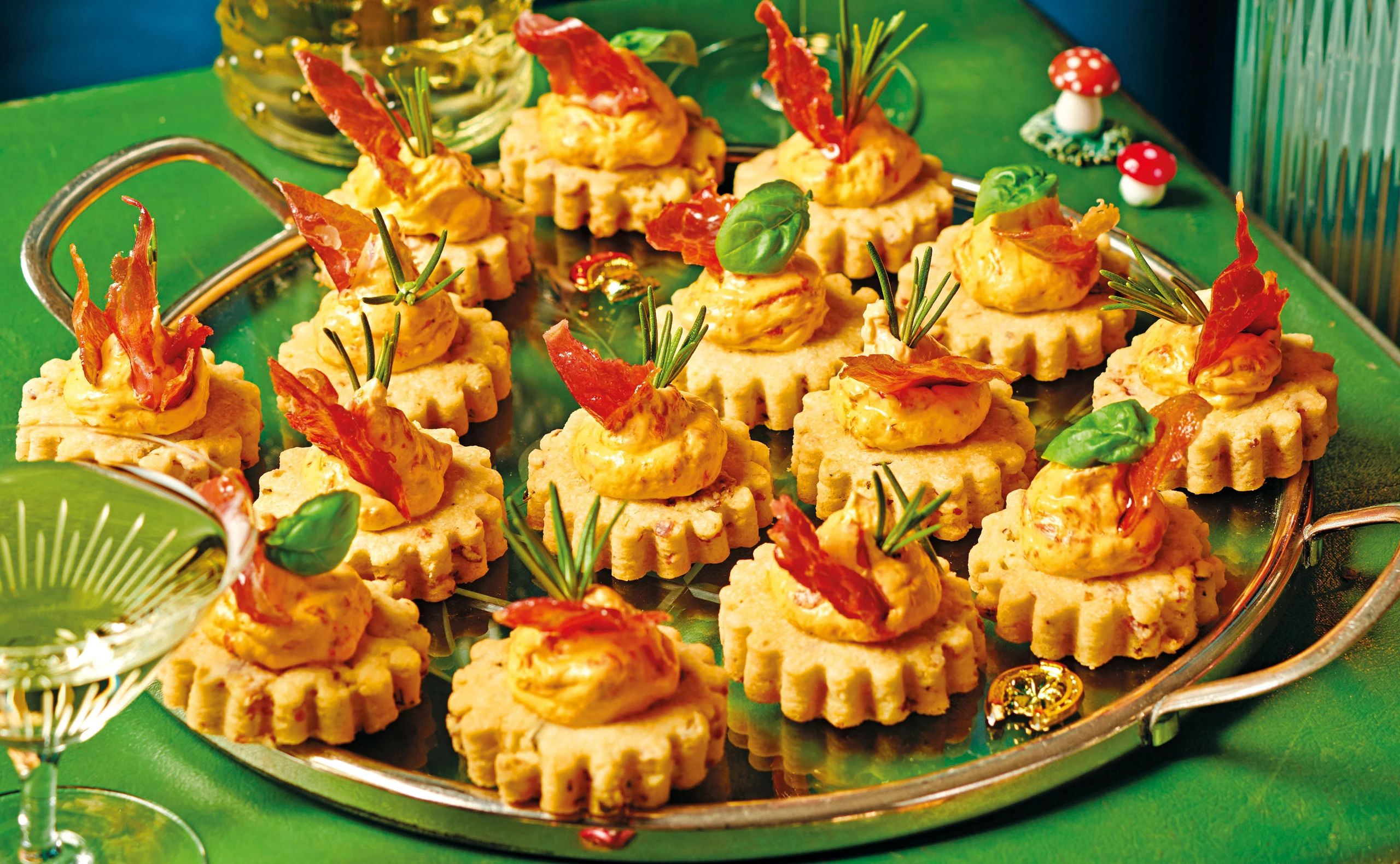 Parmesan-Cracker mit Ajvarcreme und Speck