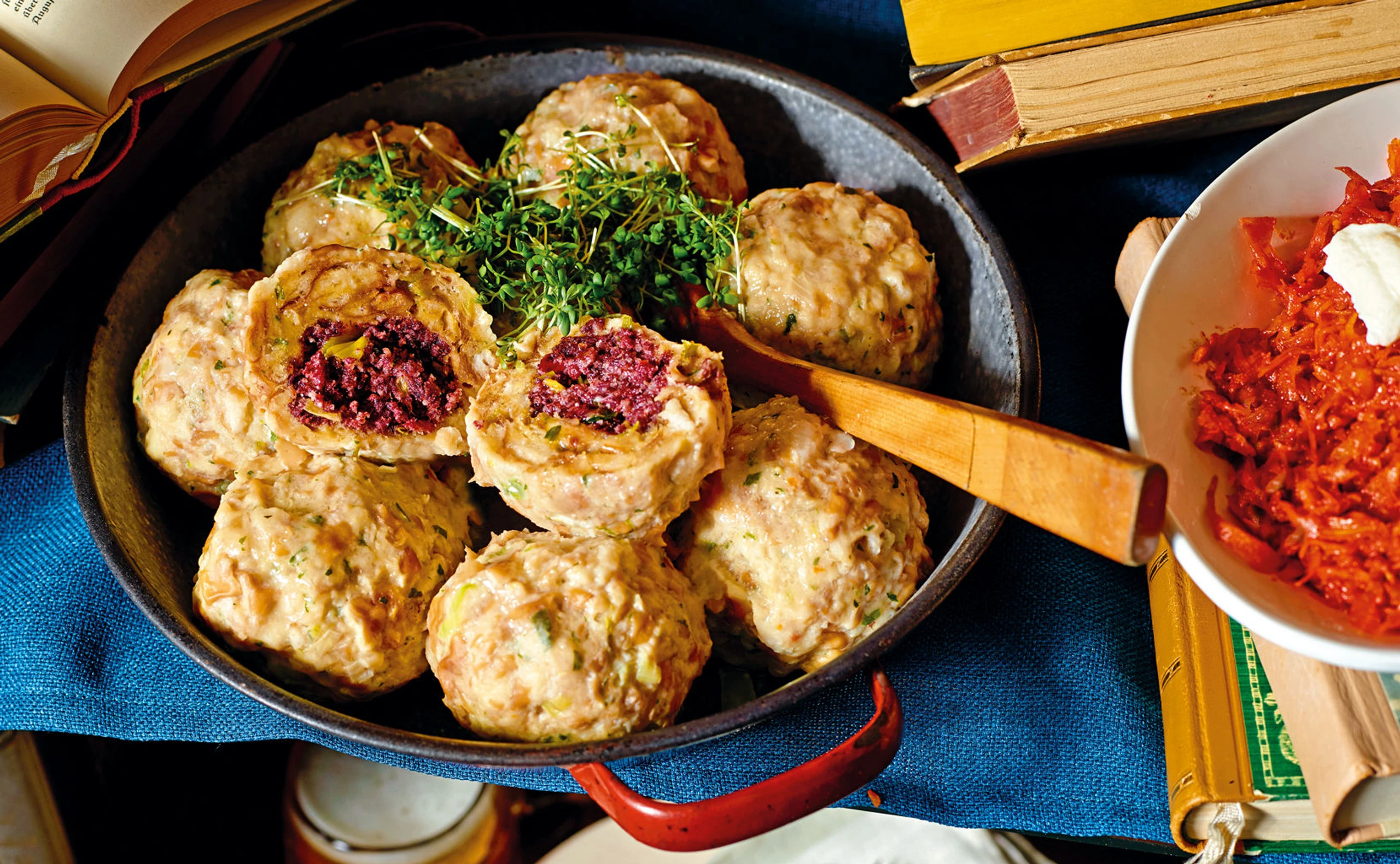 Brezenknödel mit Blunzenfülle auf Paprikakraut