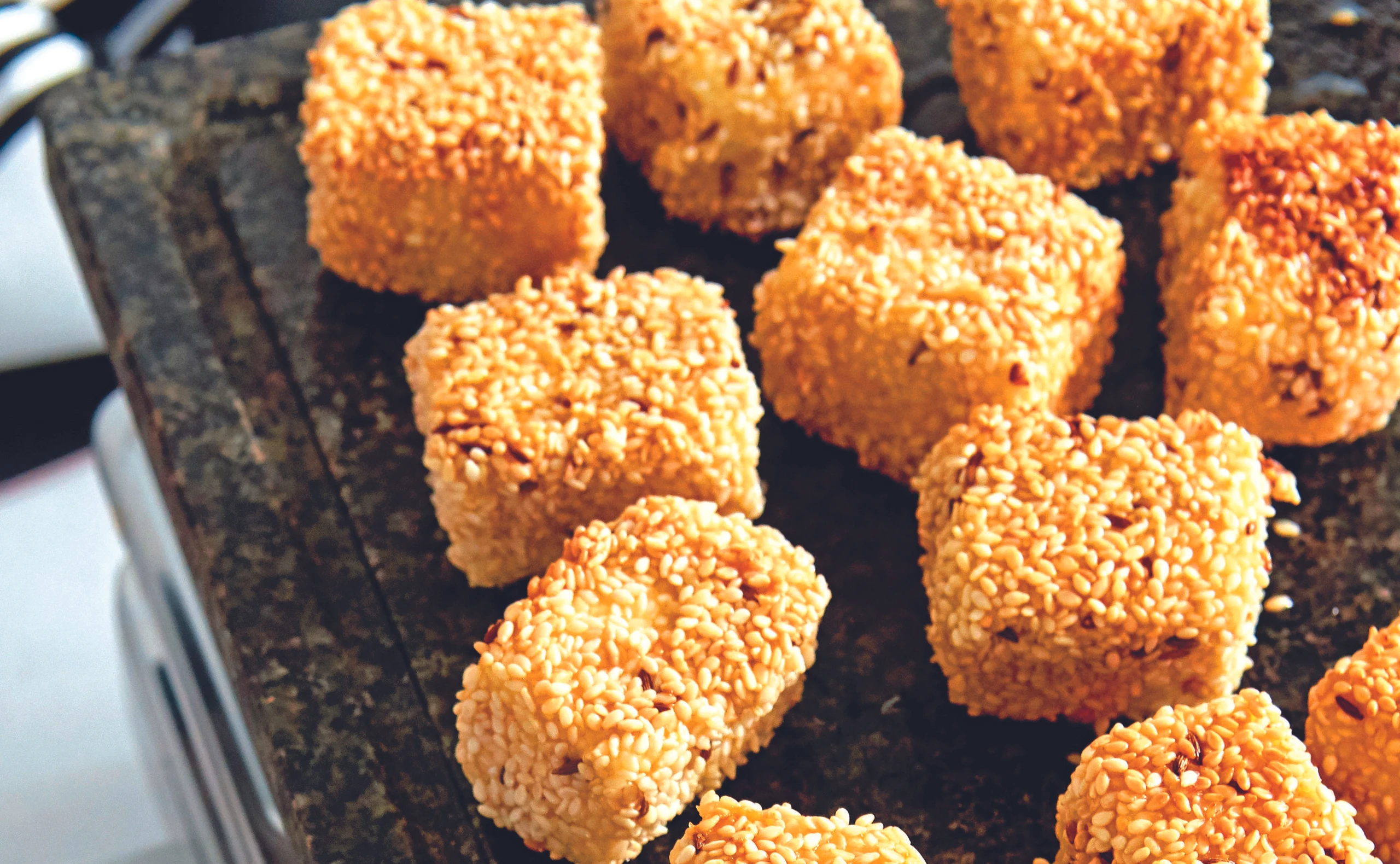 Raclette: Sesam-Fetawürfel mit Hummus