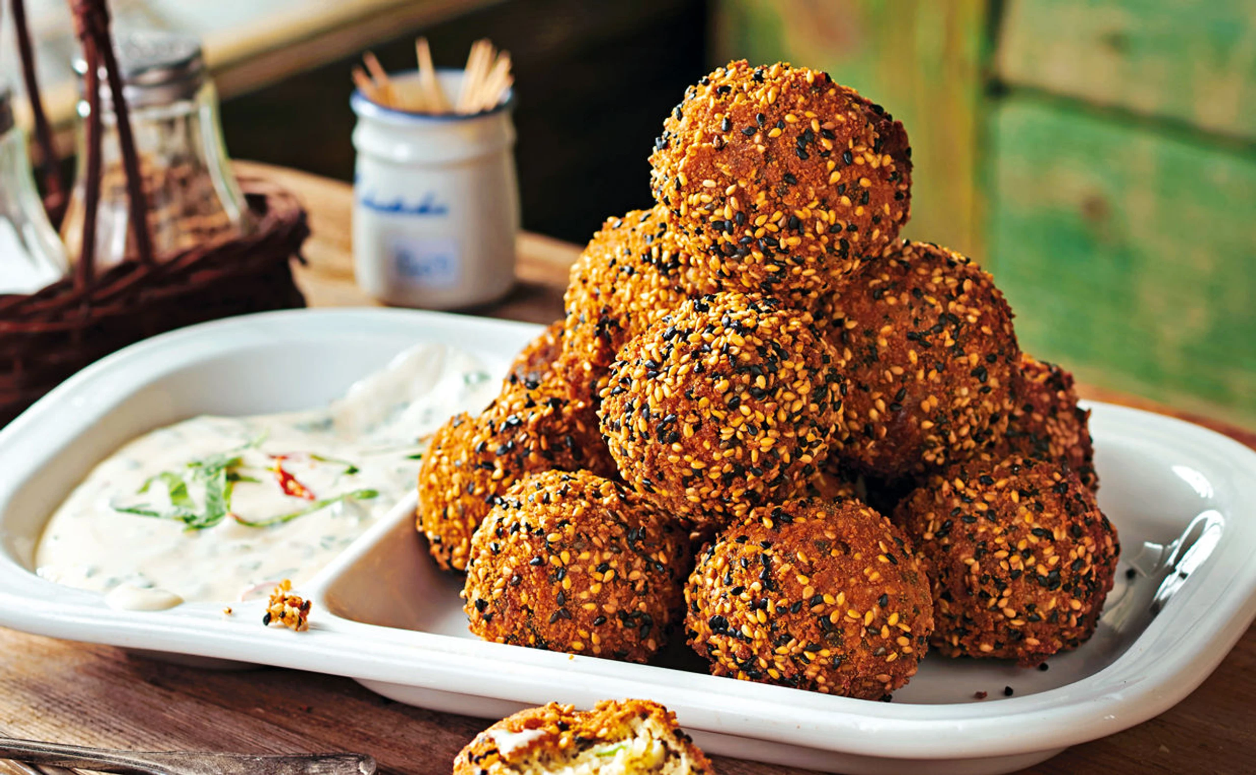 Karfiol-Falafel in Sesampanier mit Limetten-Chili-Mayonnaise