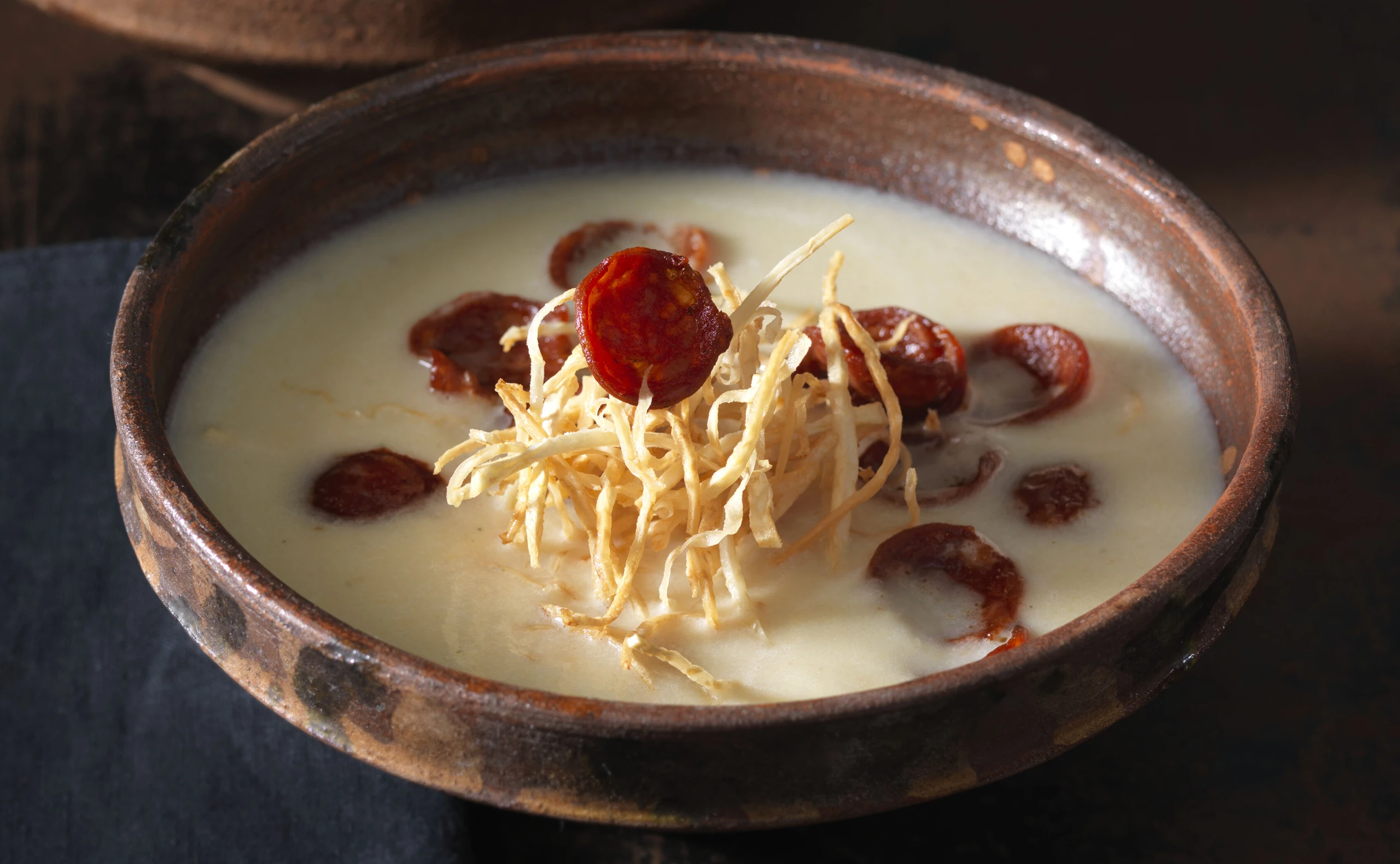 Käsesuppe mit Pastinakenstroh und Chorizochips