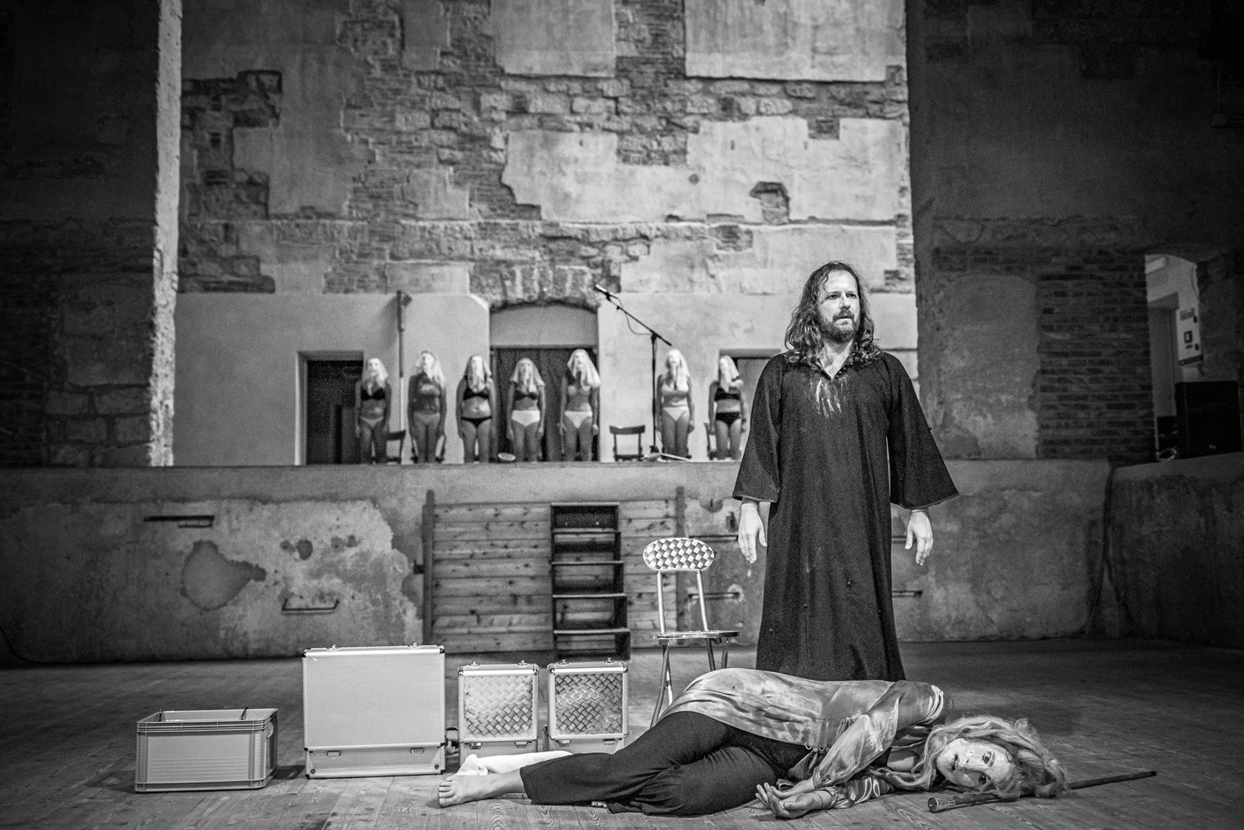 © valeriobellone.com Blurred image background