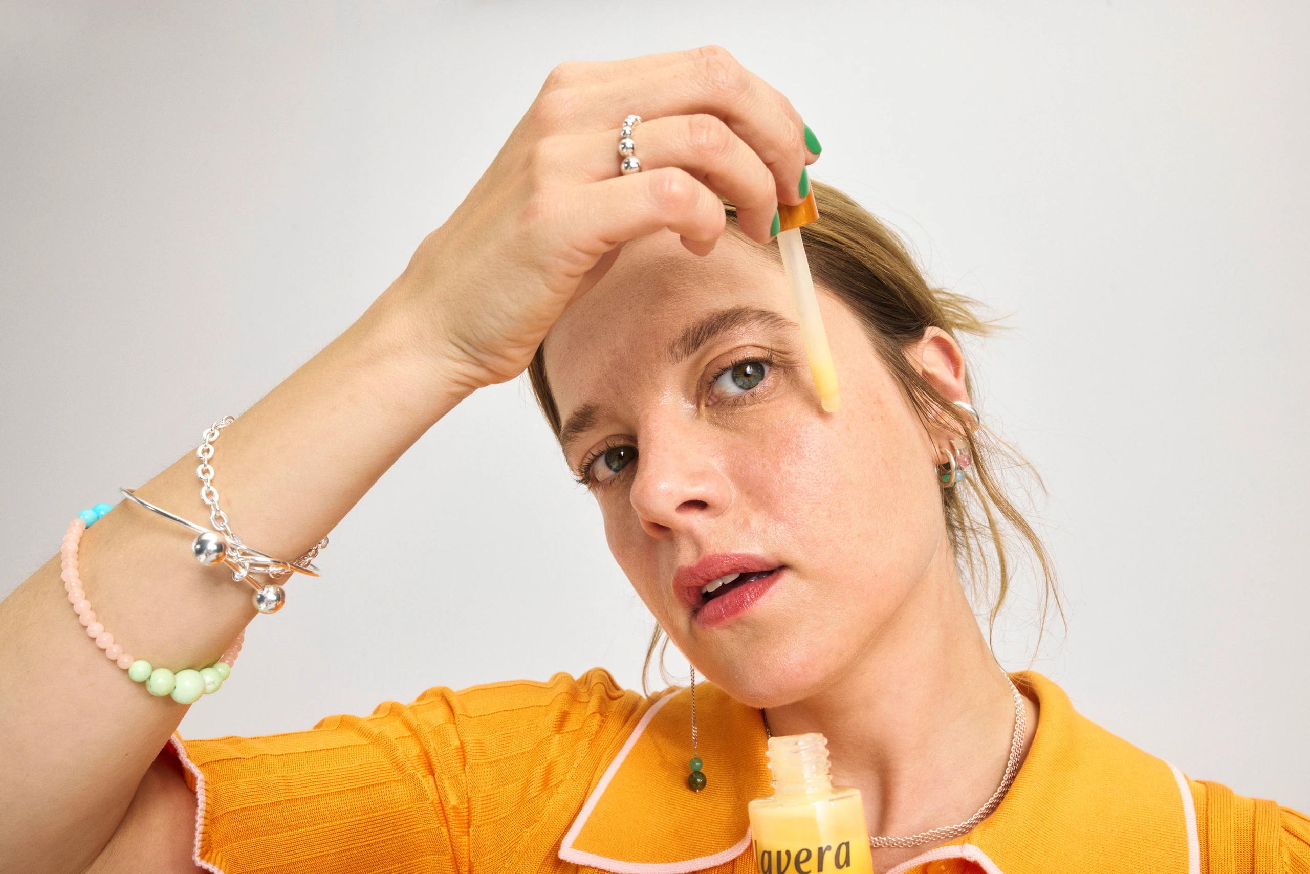 Jella Haase trägt sich das Vitamin C Serum von Lavera aufs Gesicht auf